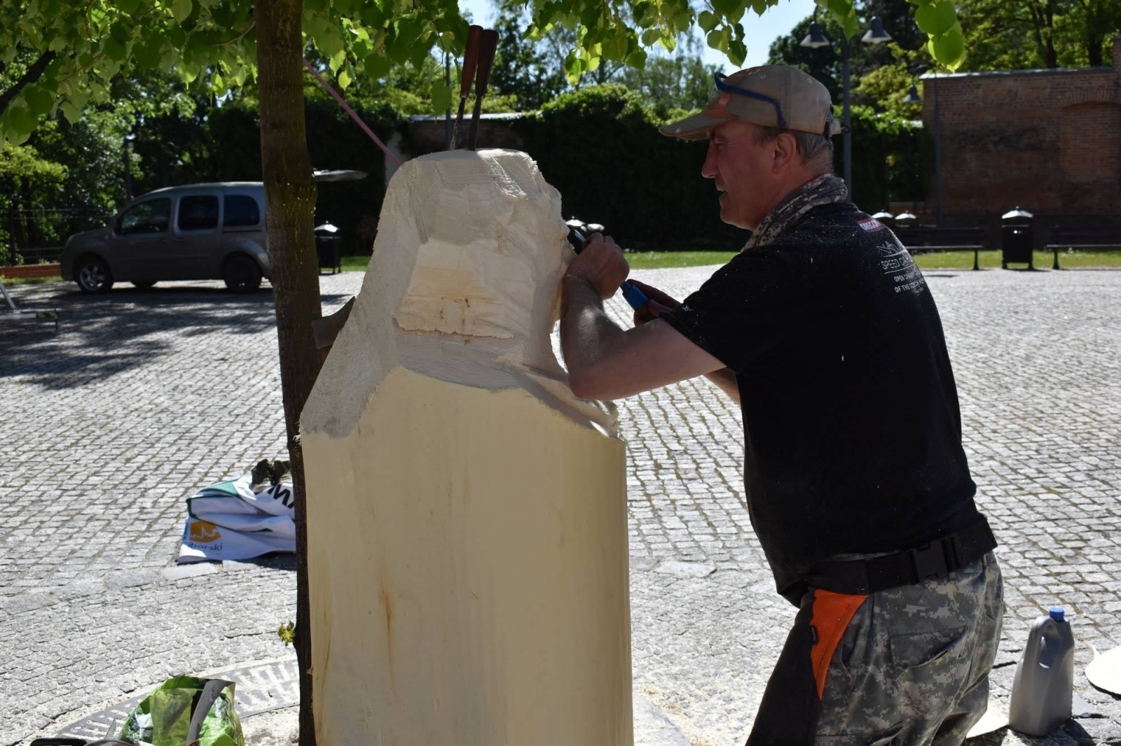 Zdjęcie w galerii na portalu naszraciborz.pl: Na zamku wióry lecą. Panowie rzeźbią księżniczki [FOTO] wiadomości z regionu