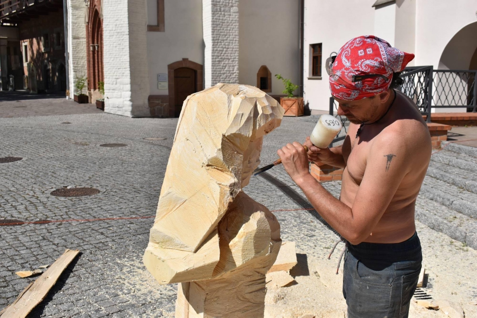Zdjęcie w galerii na portalu naszraciborz.pl: Na zamku wióry lecą. Panowie rzeźbią księżniczki [FOTO] wiadomości z regionu