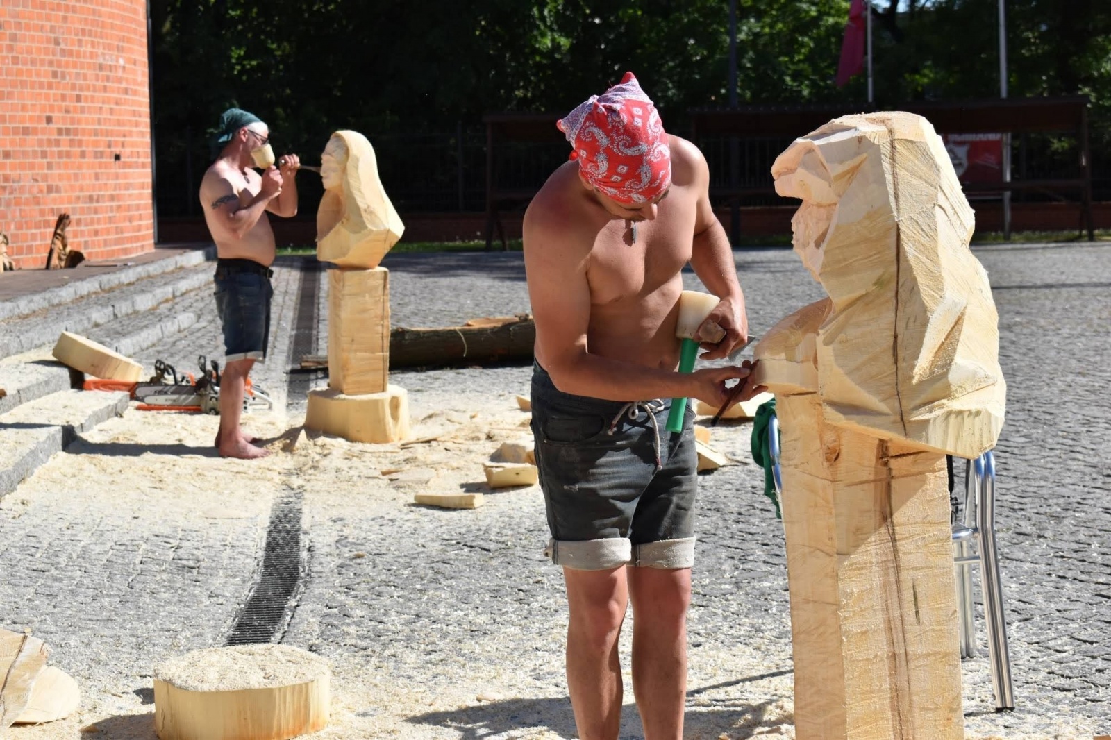 Zdjęcie w galerii na portalu naszraciborz.pl: Na zamku wióry lecą. Panowie rzeźbią księżniczki [FOTO] wiadomości z regionu