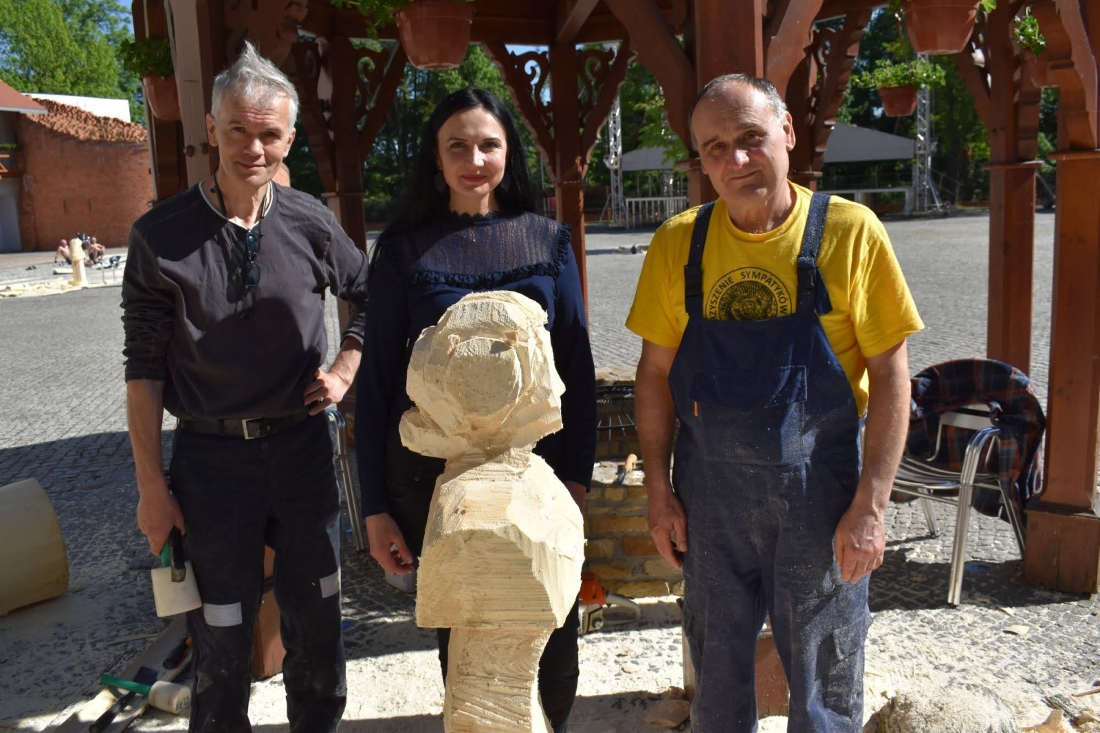 Zdjęcie w galerii na portalu naszraciborz.pl: Na zamku wióry lecą. Panowie rzeźbią księżniczki [FOTO] wiadomości z regionu