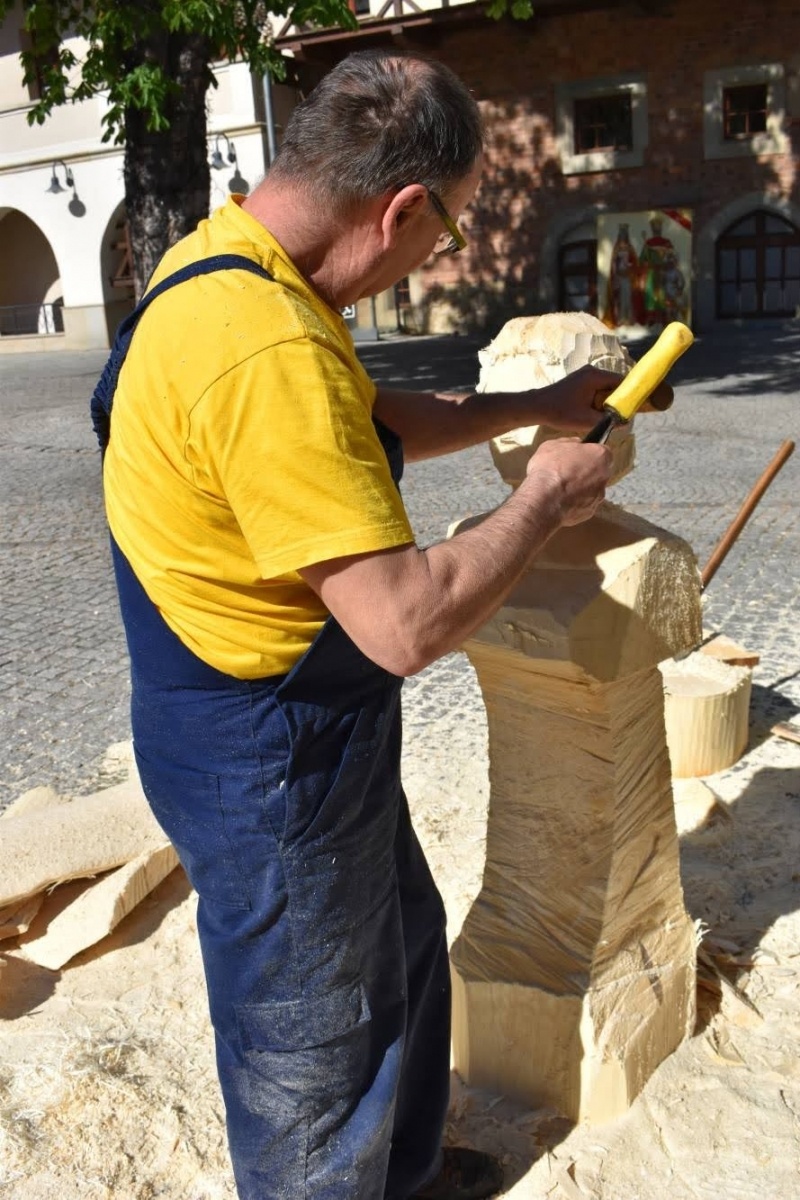 Zdjęcie w galerii na portalu naszraciborz.pl: Na zamku wióry lecą. Panowie rzeźbią księżniczki [FOTO] wiadomości z regionu