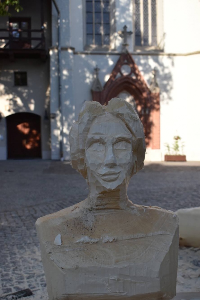 Zdjęcie w galerii na portalu naszraciborz.pl: Na zamku wióry lecą. Panowie rzeźbią księżniczki [FOTO] wiadomości z regionu