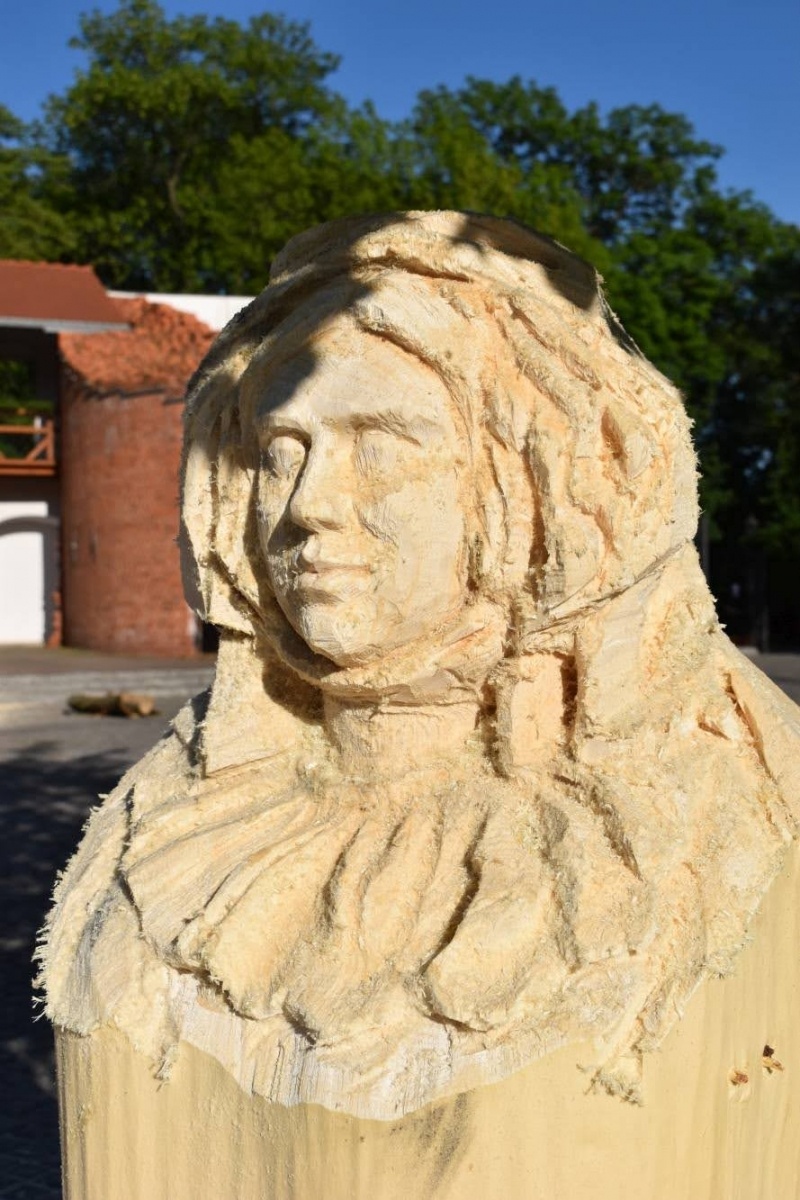 Zdjęcie w galerii na portalu naszraciborz.pl: Na zamku wióry lecą. Panowie rzeźbią księżniczki [FOTO] wiadomości z regionu