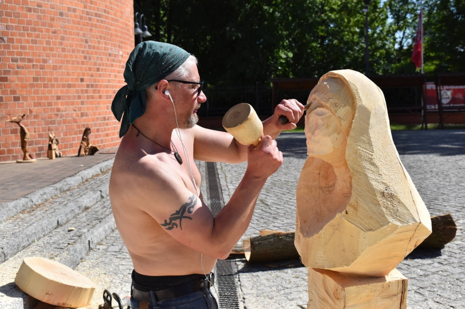 Zdjęcie w galerii na portalu naszraciborz.pl: Na zamku wióry lecą. Panowie rzeźbią księżniczki [FOTO] wiadomości z regionu