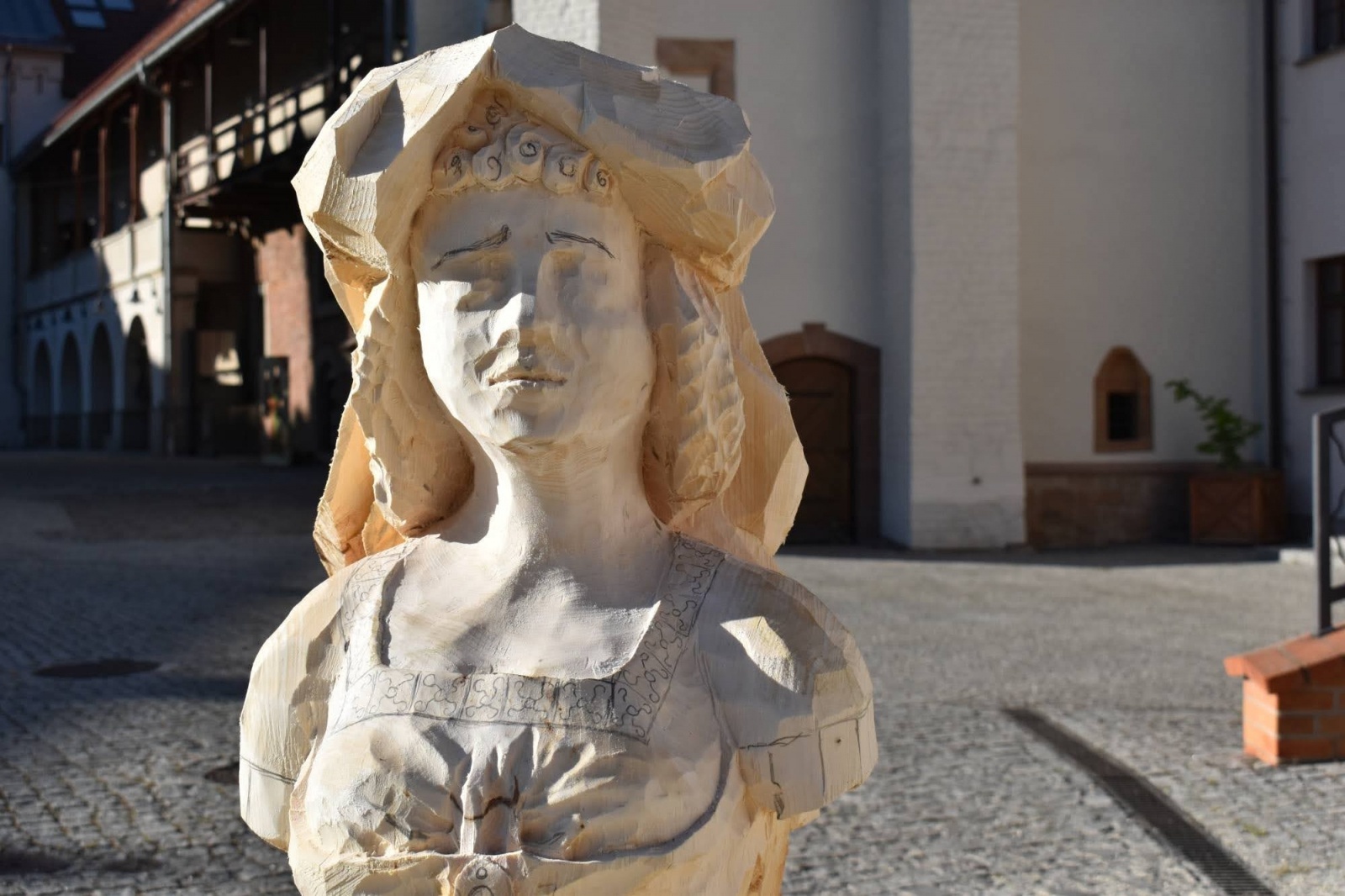 Zdjęcie w galerii na portalu naszraciborz.pl: Na zamku wióry lecą. Panowie rzeźbią księżniczki [FOTO] wiadomości z regionu