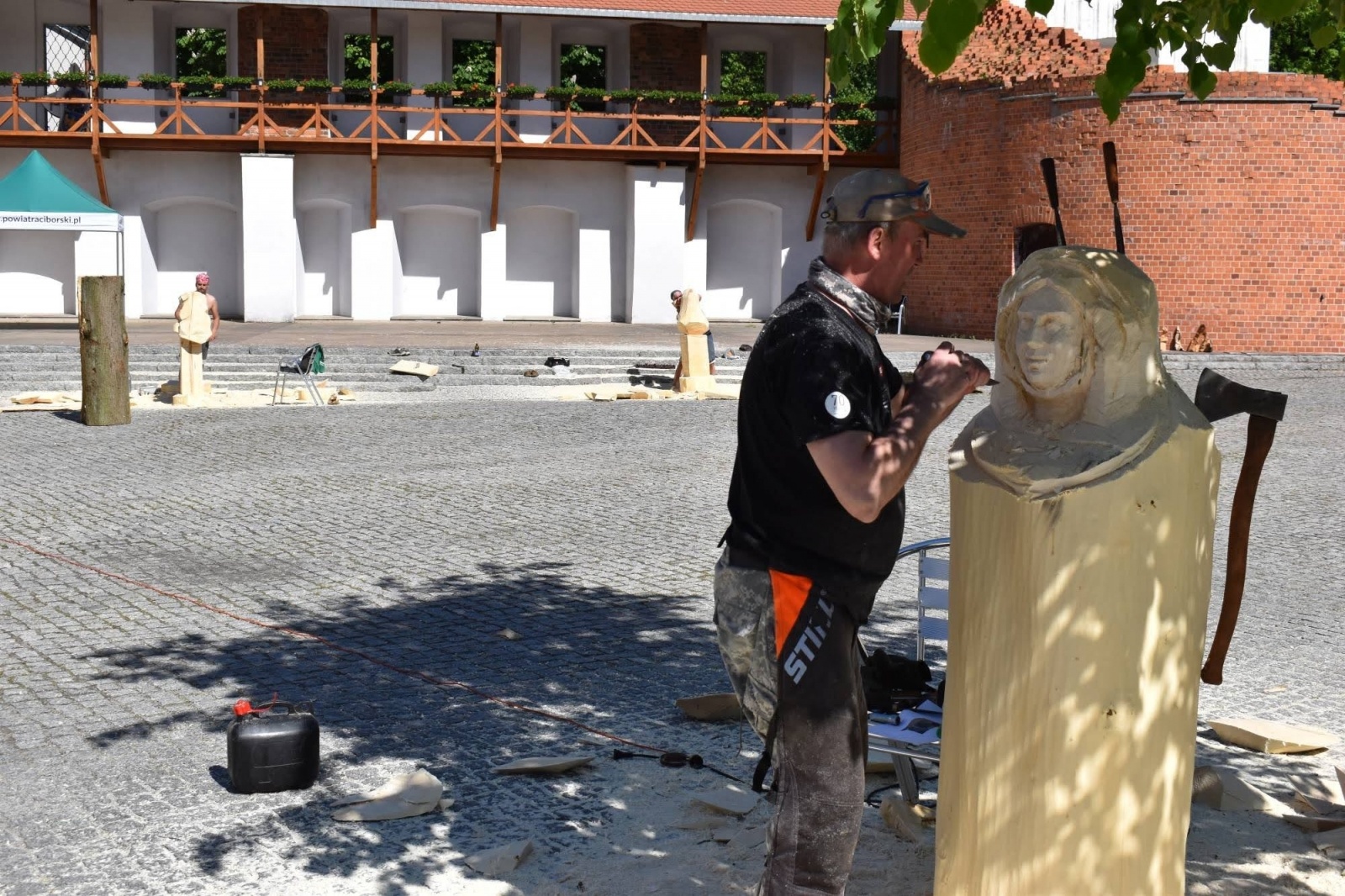 Zdjęcie w galerii na portalu naszraciborz.pl: Na zamku wióry lecą. Panowie rzeźbią księżniczki [FOTO] wiadomości z regionu