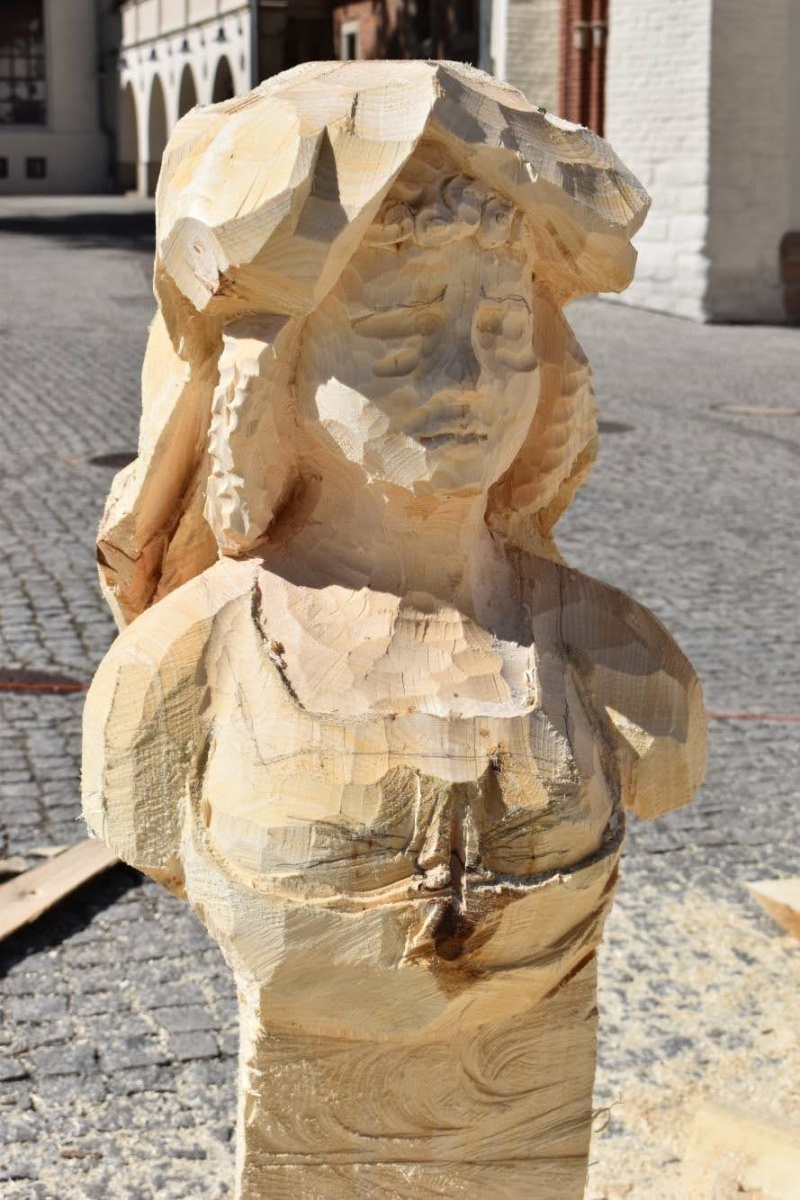 Zdjęcie w galerii na portalu naszraciborz.pl: Na zamku wióry lecą. Panowie rzeźbią księżniczki [FOTO] wiadomości z regionu