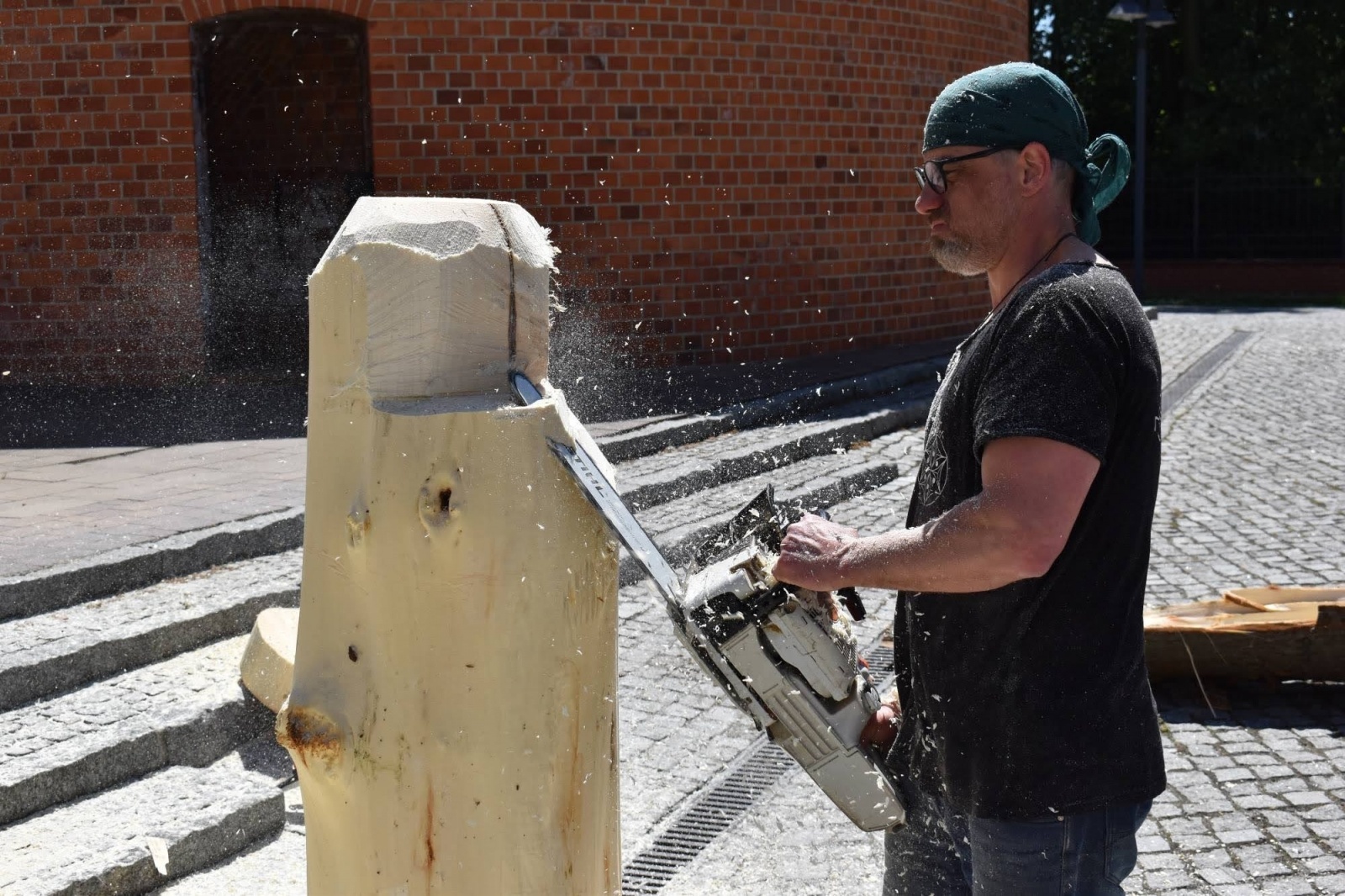 Zdjęcie w galerii na portalu naszraciborz.pl: Na zamku wióry lecą. Panowie rzeźbią księżniczki [FOTO] wiadomości z regionu