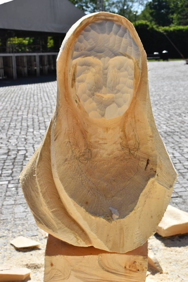 Zdjęcie w galerii na portalu naszraciborz.pl: Na zamku wióry lecą. Panowie rzeźbią księżniczki [FOTO] wiadomości z regionu