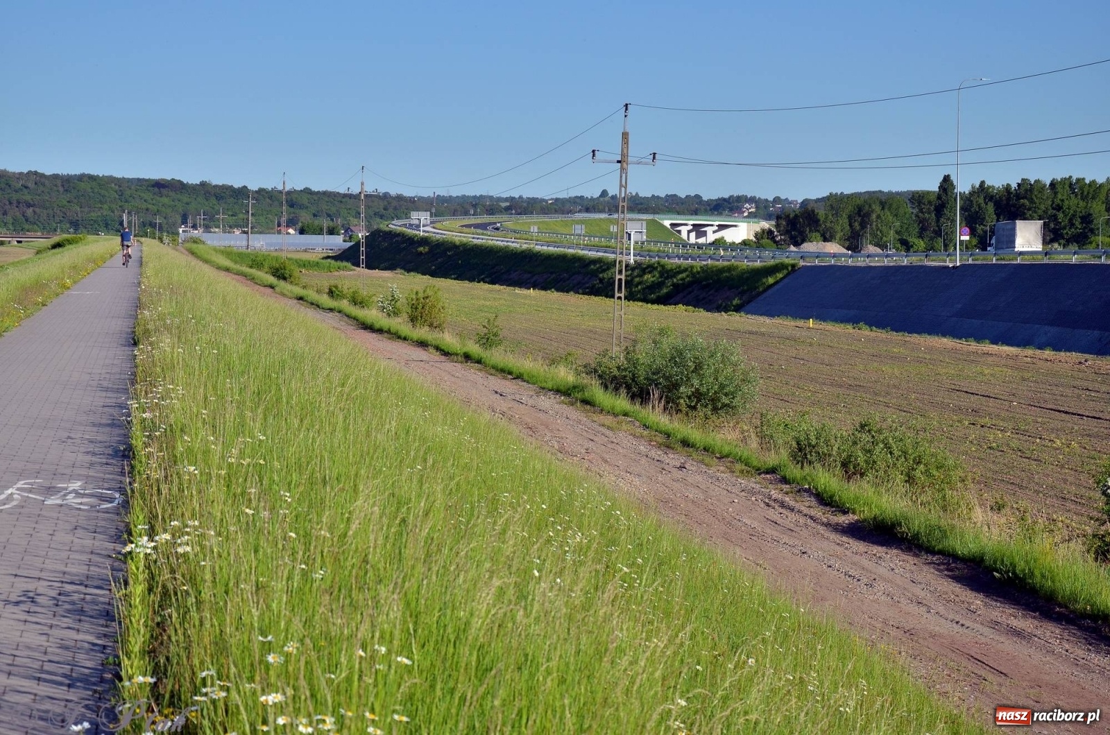 Zdjęcie w galerii na portalu naszraciborz.pl: Obwodnica i okolice. Tak zagospodarowano teren wokół nowej drogi wiadomości z regionu