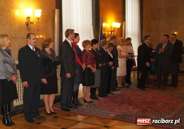 Zdjęcie w galerii na portalu naszraciborz.pl: Srebrne Krzyże Zasługi dla pedagogów wiadomości z regionu