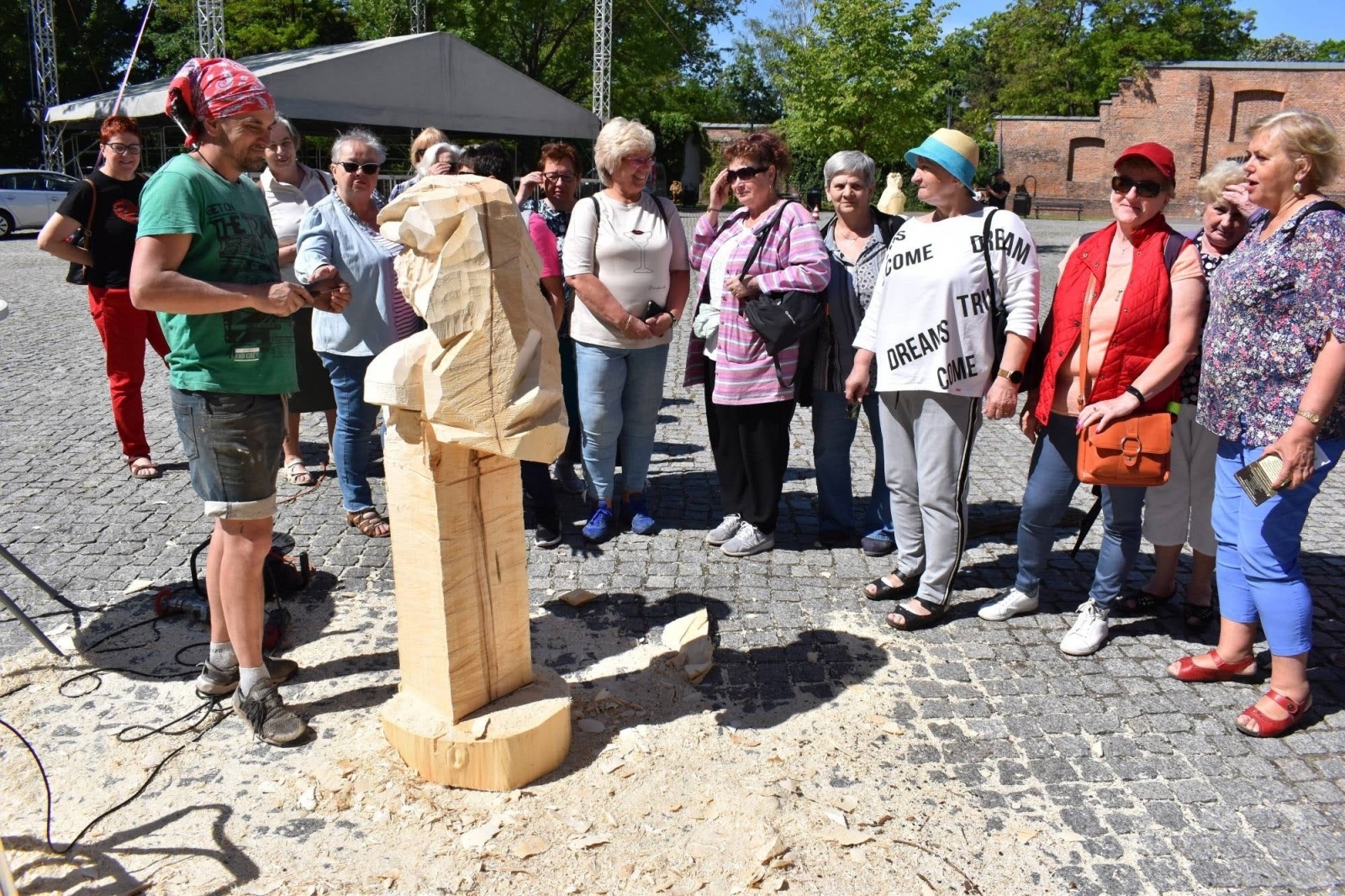 Zdjęcie w galerii na portalu naszraciborz.pl: Wióry lecą, turyści wniebowzięci wiadomości z regionu
