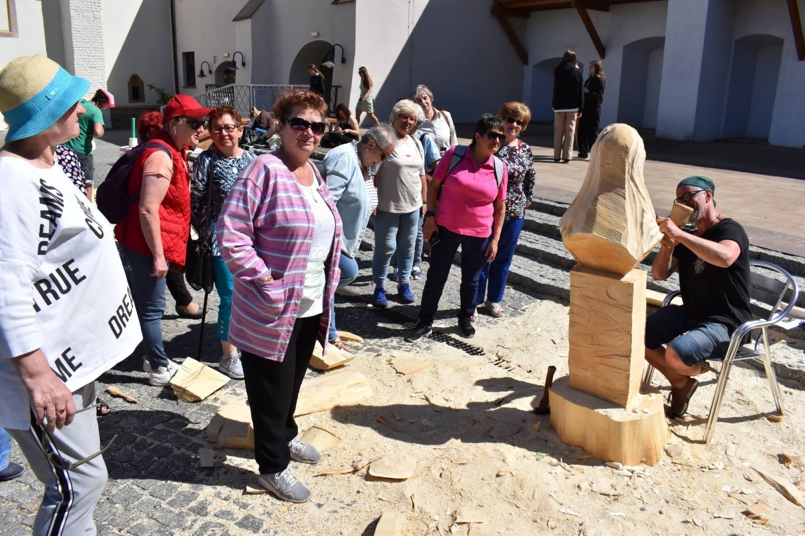 Zdjęcie w galerii na portalu naszraciborz.pl: Wióry lecą, turyści wniebowzięci wiadomości z regionu