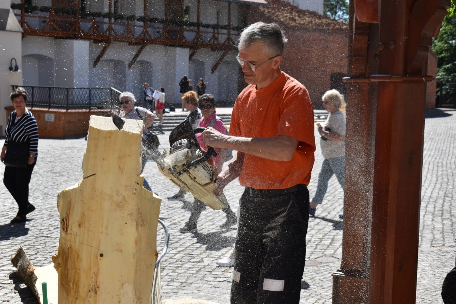 Zdjęcie w galerii na portalu naszraciborz.pl: Wióry lecą, turyści wniebowzięci wiadomości z regionu