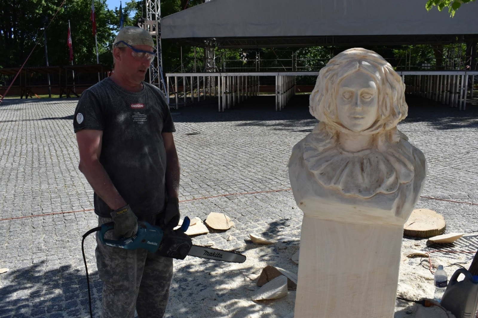 Zdjęcie w galerii na portalu naszraciborz.pl: Wióry lecą, turyści wniebowzięci wiadomości z regionu