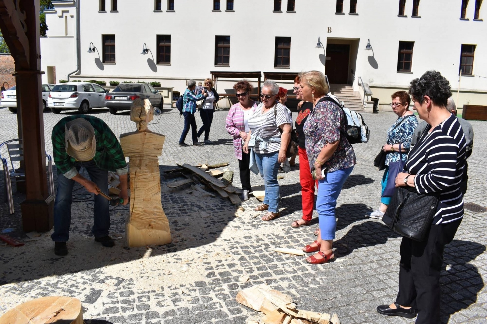 Zdjęcie w galerii na portalu naszraciborz.pl: Wióry lecą, turyści wniebowzięci wiadomości z regionu