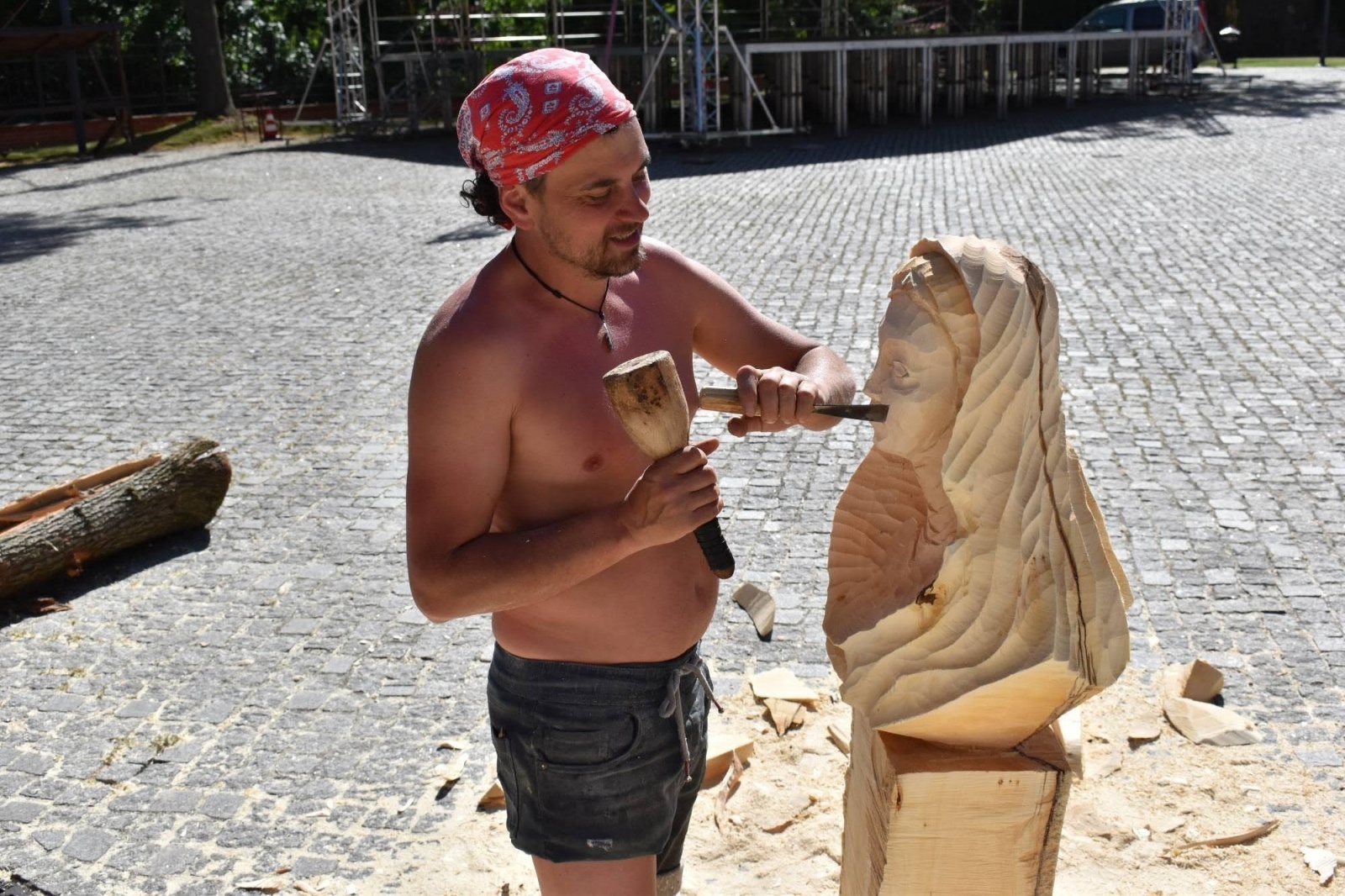 Zdjęcie w galerii na portalu naszraciborz.pl: Wióry lecą, turyści wniebowzięci wiadomości z regionu