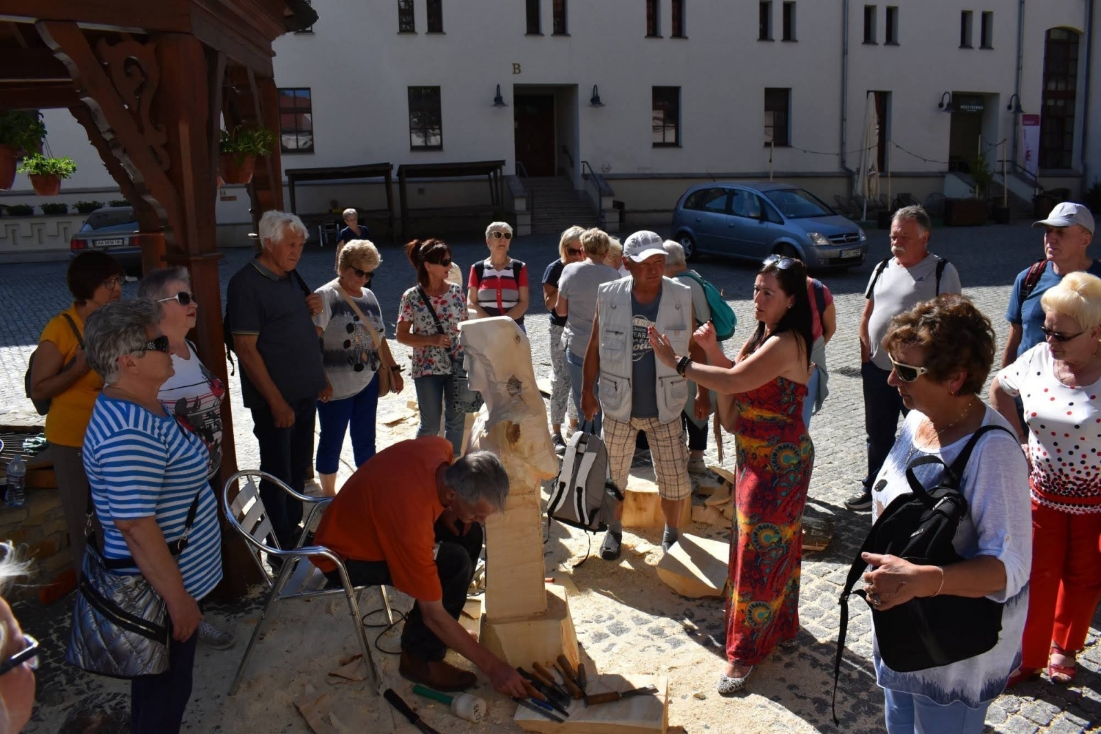 Zdjęcie w galerii na portalu naszraciborz.pl: Wióry lecą, turyści wniebowzięci wiadomości z regionu