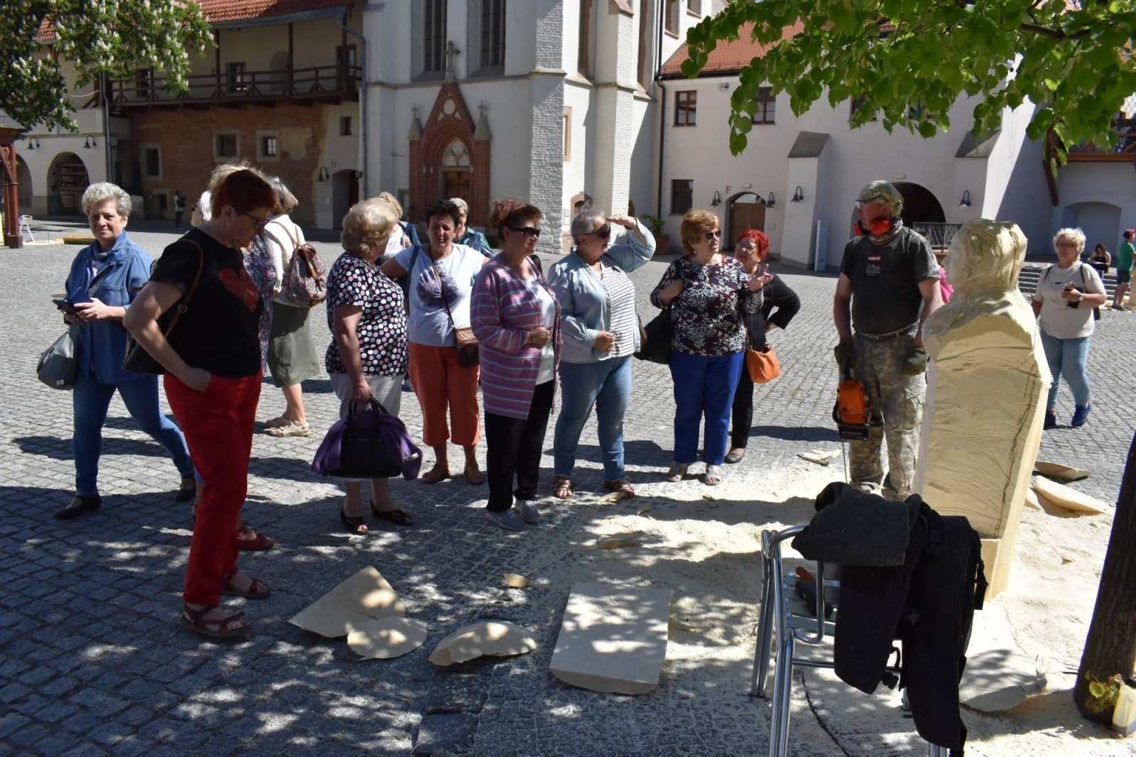 Zdjęcie w galerii na portalu naszraciborz.pl: Wióry lecą, turyści wniebowzięci wiadomości z regionu