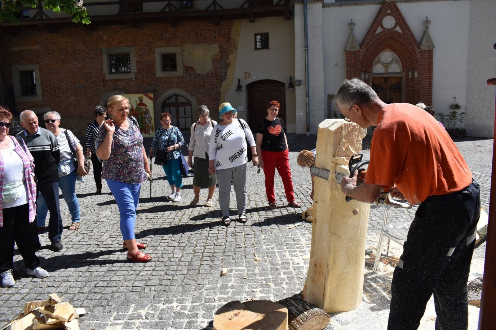 Zdjęcie w galerii na portalu naszraciborz.pl: Wióry lecą, turyści wniebowzięci wiadomości z regionu