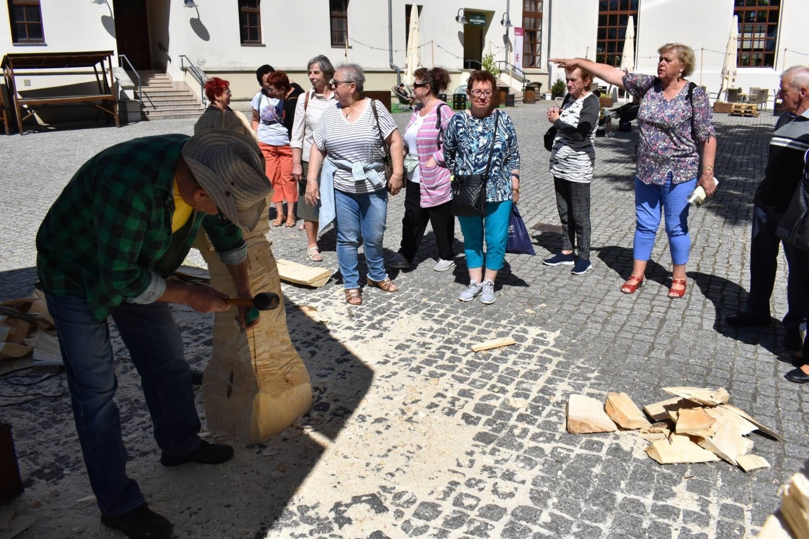Zdjęcie w galerii na portalu naszraciborz.pl: Wióry lecą, turyści wniebowzięci wiadomości z regionu