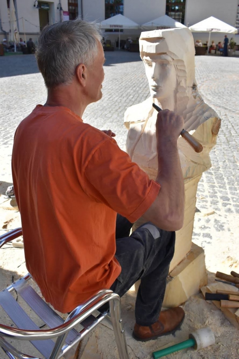 Zdjęcie w galerii na portalu naszraciborz.pl: Wióry lecą, turyści wniebowzięci wiadomości z regionu