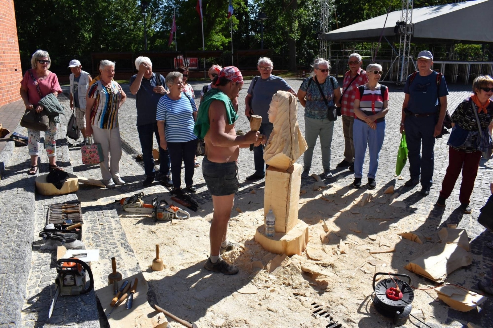 Zdjęcie w galerii na portalu naszraciborz.pl: Wióry lecą, turyści wniebowzięci wiadomości z regionu