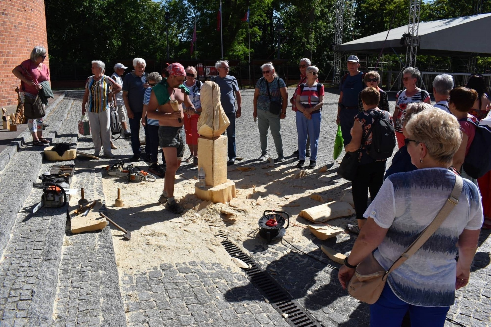 Zdjęcie w galerii na portalu naszraciborz.pl: Wióry lecą, turyści wniebowzięci wiadomości z regionu