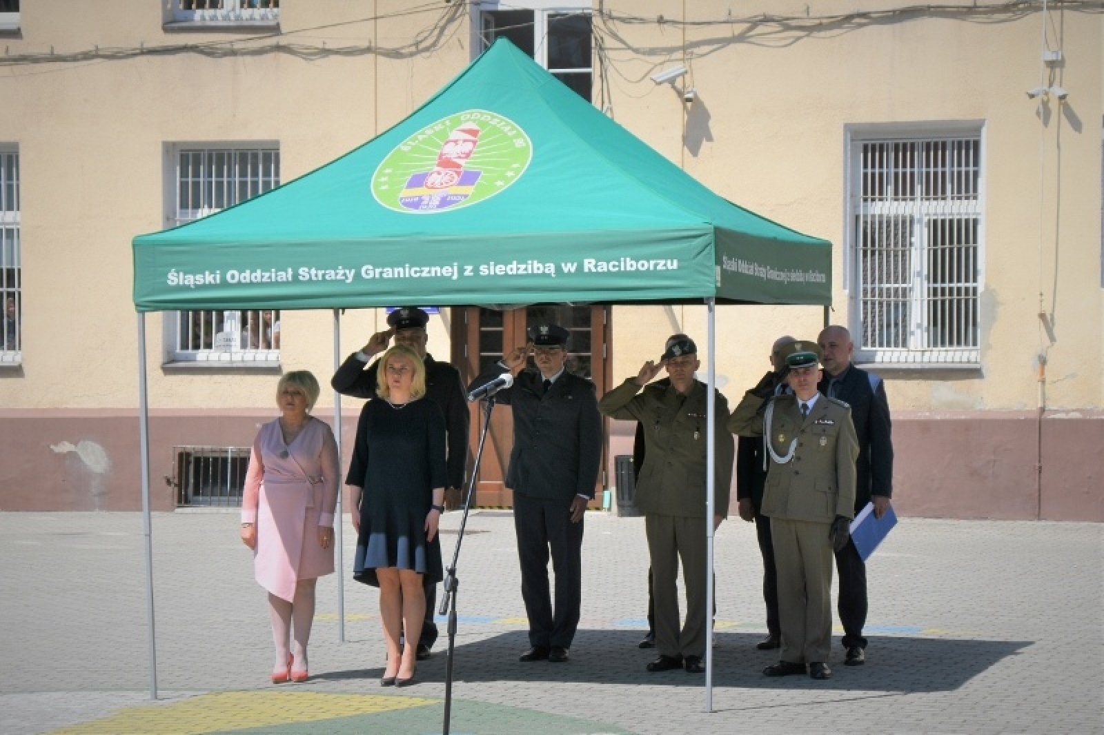 Zdjęcie w galerii na portalu naszraciborz.pl: Uroczyste ślubowanie patronackich klas Straży Granicznej w Raciborzu [FOTO i WIDEO] wiadomości z regionu