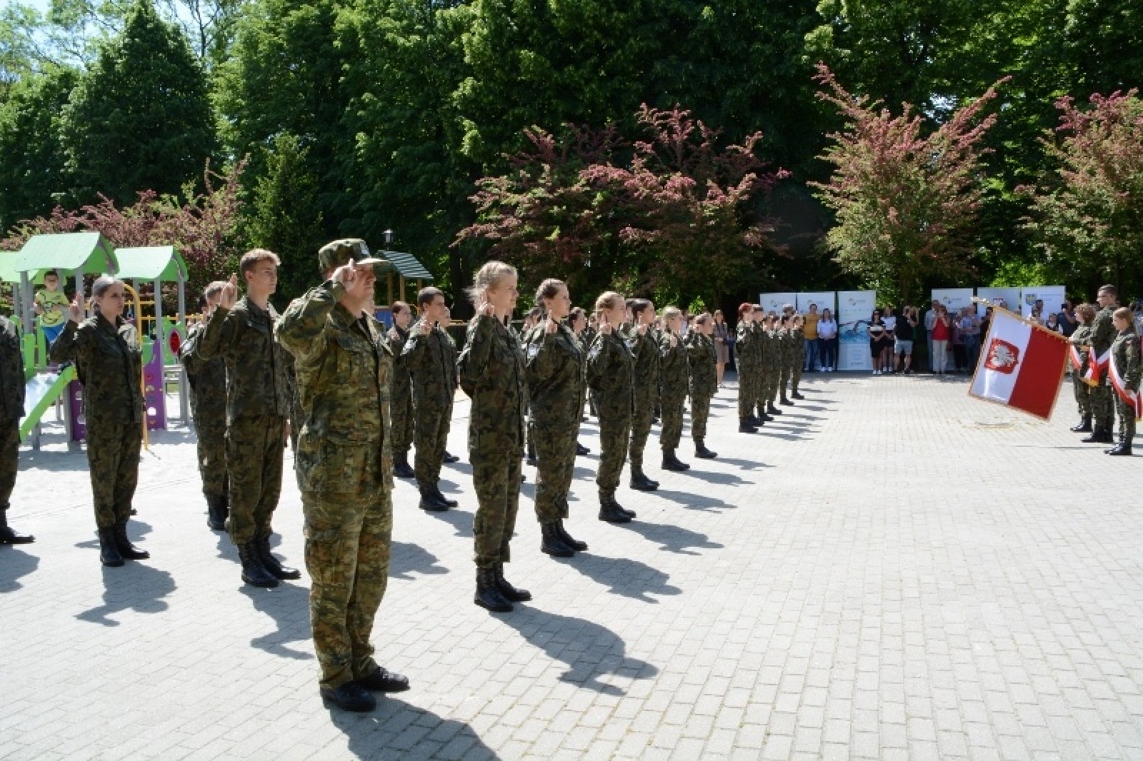 Zdjęcie w galerii na portalu naszraciborz.pl: Uroczyste ślubowanie patronackich klas Straży Granicznej w Raciborzu [FOTO i WIDEO] wiadomości z regionu