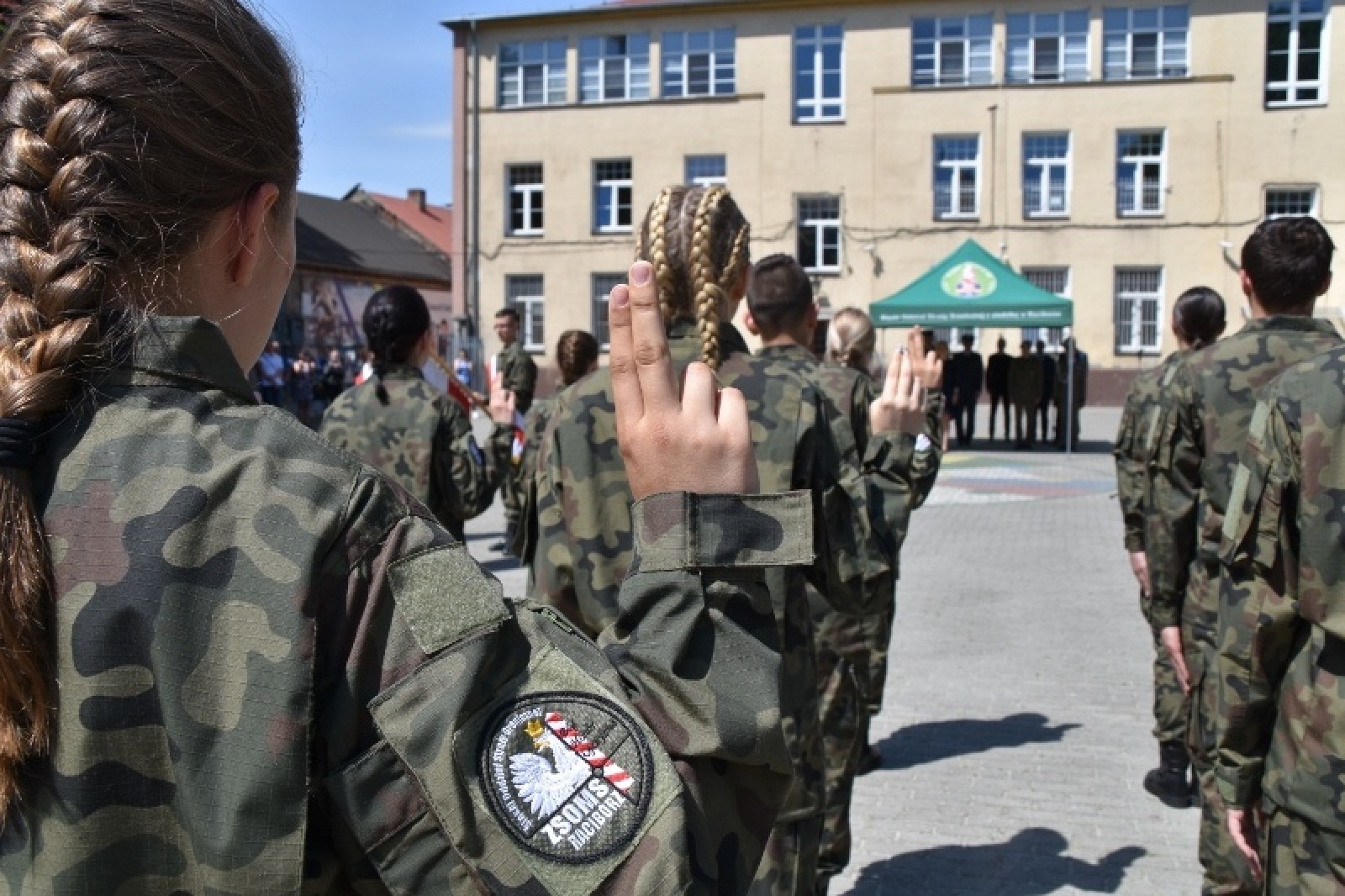 Zdjęcie w galerii na portalu naszraciborz.pl: Uroczyste ślubowanie patronackich klas Straży Granicznej w Raciborzu [FOTO i WIDEO] wiadomości z regionu