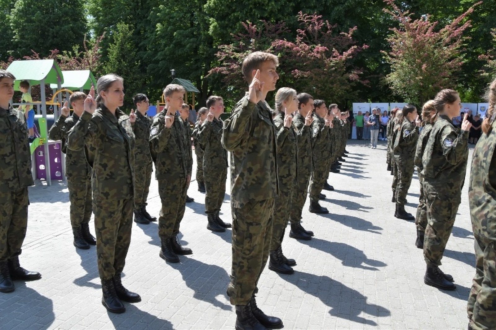 Zdjęcie w galerii na portalu naszraciborz.pl: Uroczyste ślubowanie patronackich klas Straży Granicznej w Raciborzu [FOTO i WIDEO] wiadomości z regionu