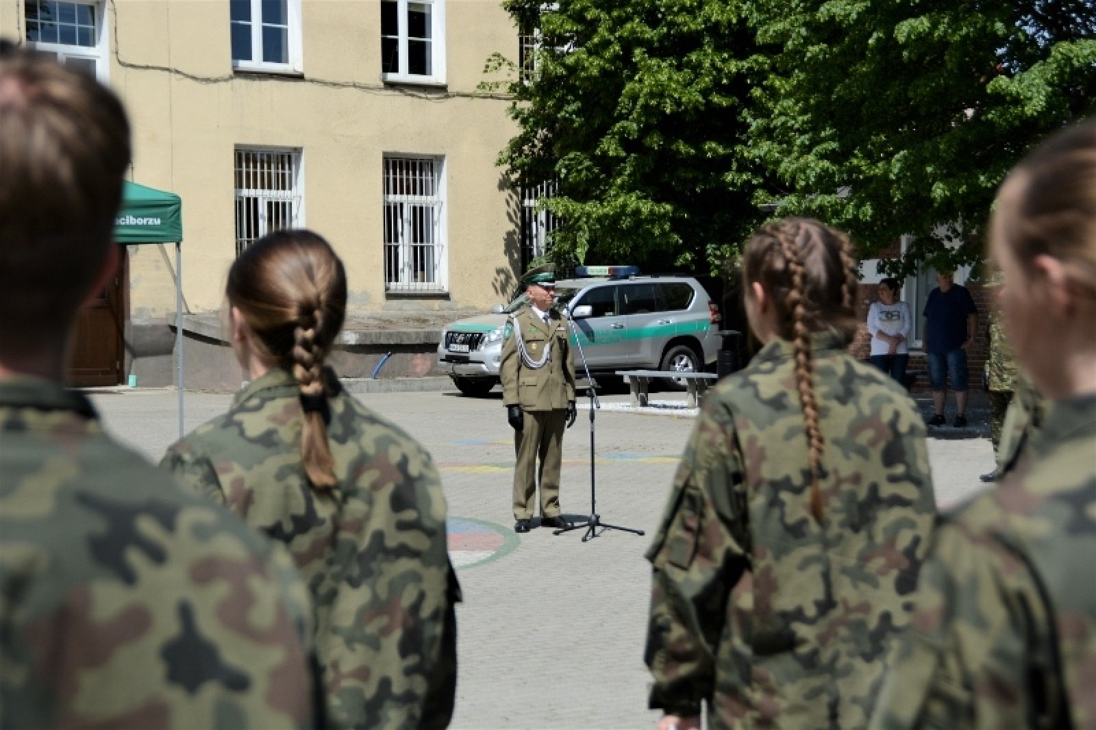 Zdjęcie w galerii na portalu naszraciborz.pl: Uroczyste ślubowanie patronackich klas Straży Granicznej w Raciborzu [FOTO i WIDEO] wiadomości z regionu