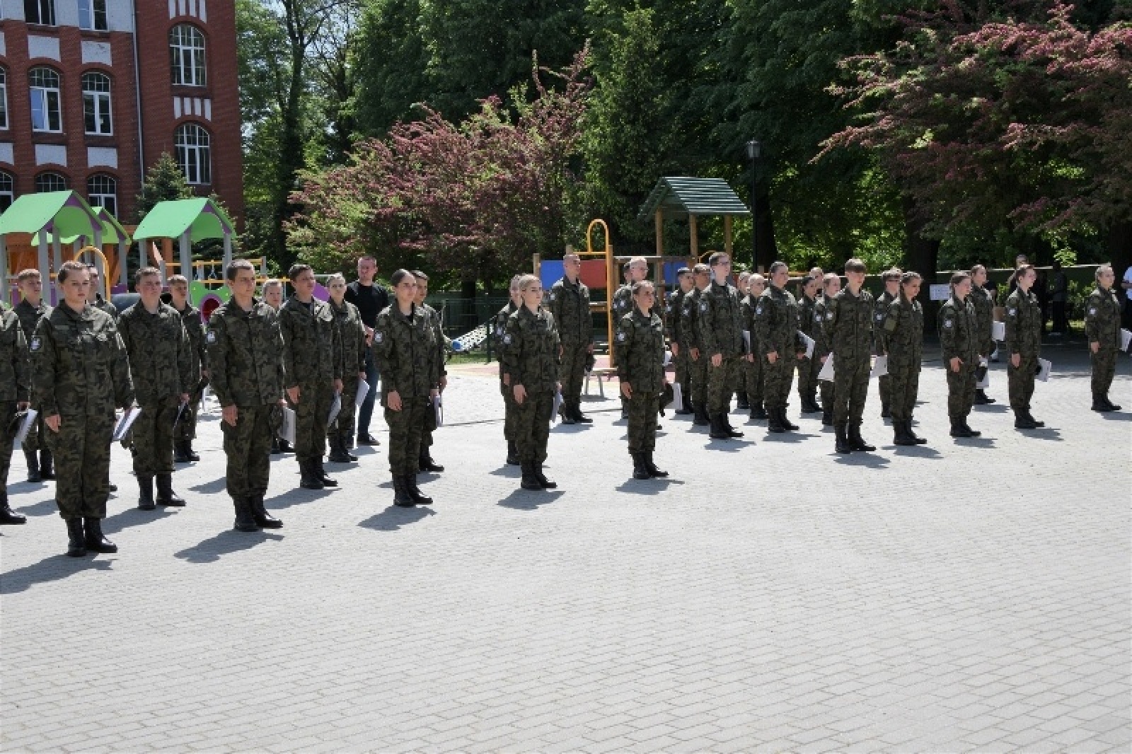 Zdjęcie w galerii na portalu naszraciborz.pl: Uroczyste ślubowanie patronackich klas Straży Granicznej w Raciborzu [FOTO i WIDEO] wiadomości z regionu