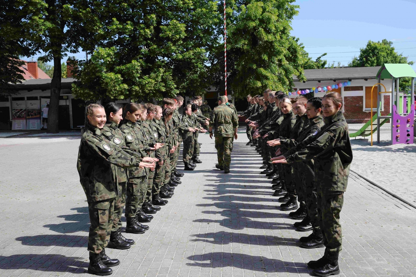 Zdjęcie w galerii na portalu naszraciborz.pl: Uroczyste ślubowanie patronackich klas Straży Granicznej w Raciborzu [FOTO i WIDEO] wiadomości z regionu