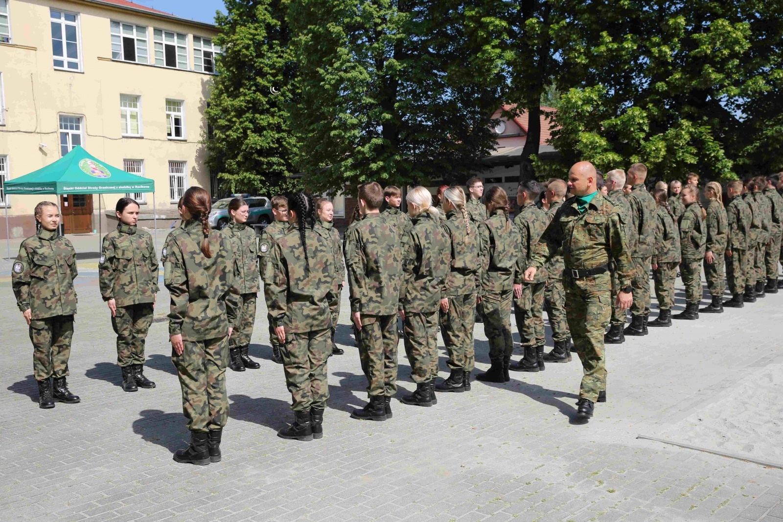 Zdjęcie w galerii na portalu naszraciborz.pl: Uroczyste ślubowanie patronackich klas Straży Granicznej w Raciborzu [FOTO i WIDEO] wiadomości z regionu