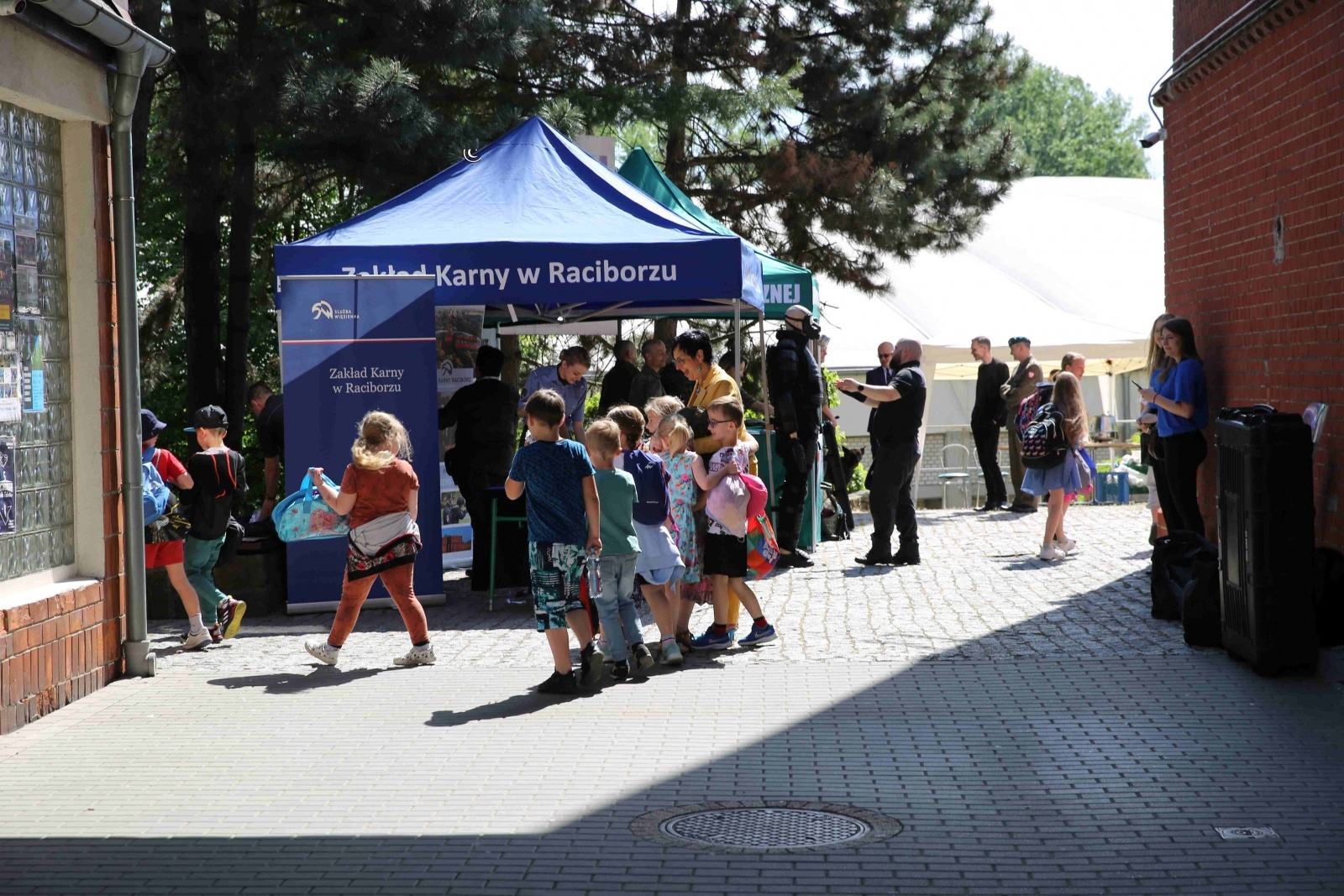 Zdjęcie w galerii na portalu naszraciborz.pl: Uroczyste ślubowanie patronackich klas Straży Granicznej w Raciborzu [FOTO i WIDEO] wiadomości z regionu