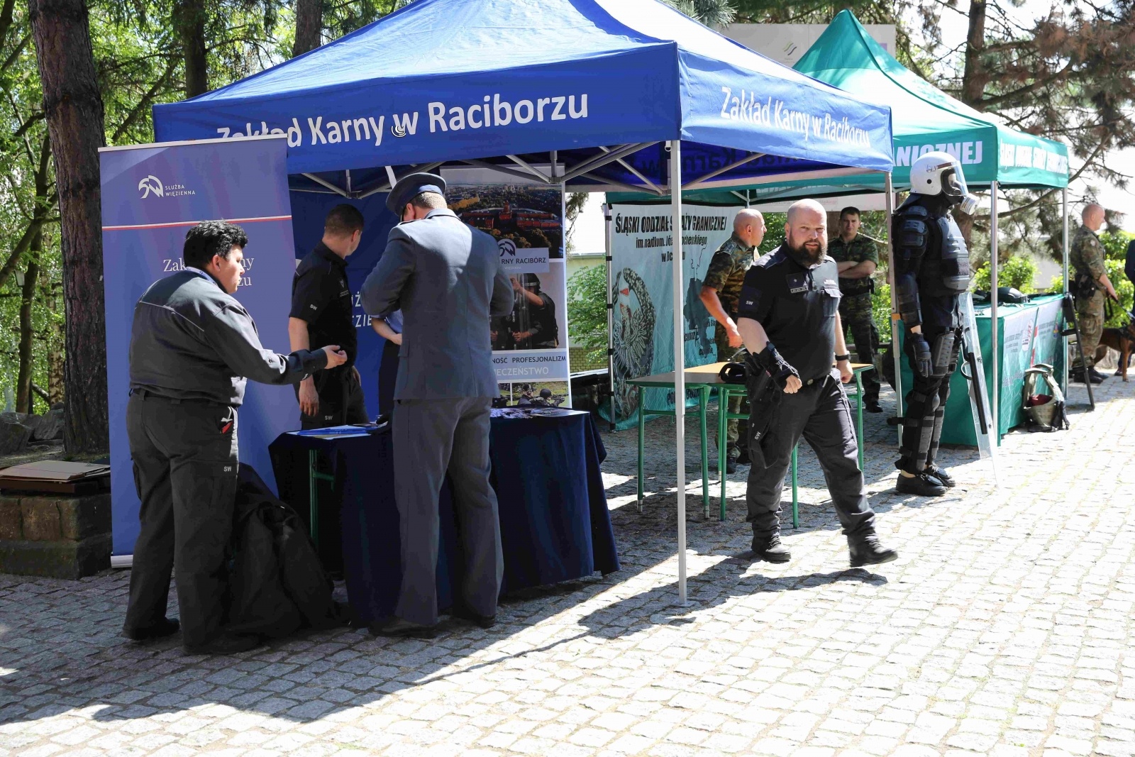 Zdjęcie w galerii na portalu naszraciborz.pl: Uroczyste ślubowanie patronackich klas Straży Granicznej w Raciborzu [FOTO i WIDEO] wiadomości z regionu
