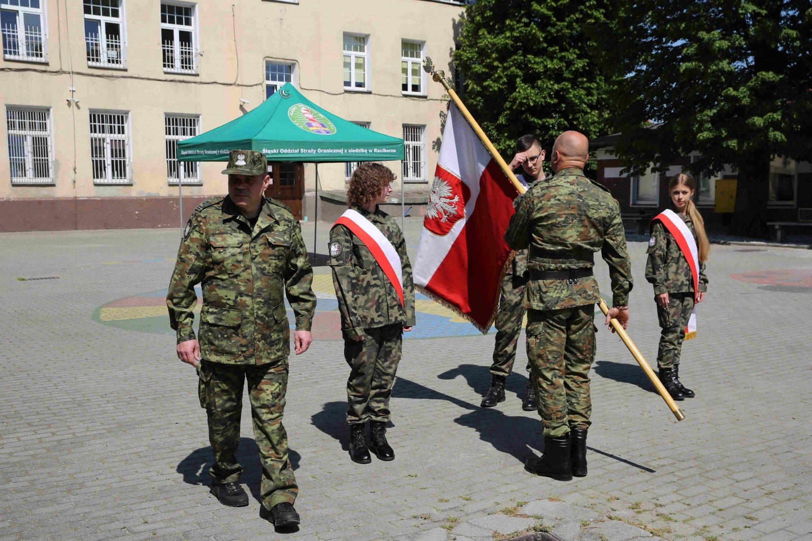 Zdjęcie w galerii na portalu naszraciborz.pl: Uroczyste ślubowanie patronackich klas Straży Granicznej w Raciborzu [FOTO i WIDEO] wiadomości z regionu