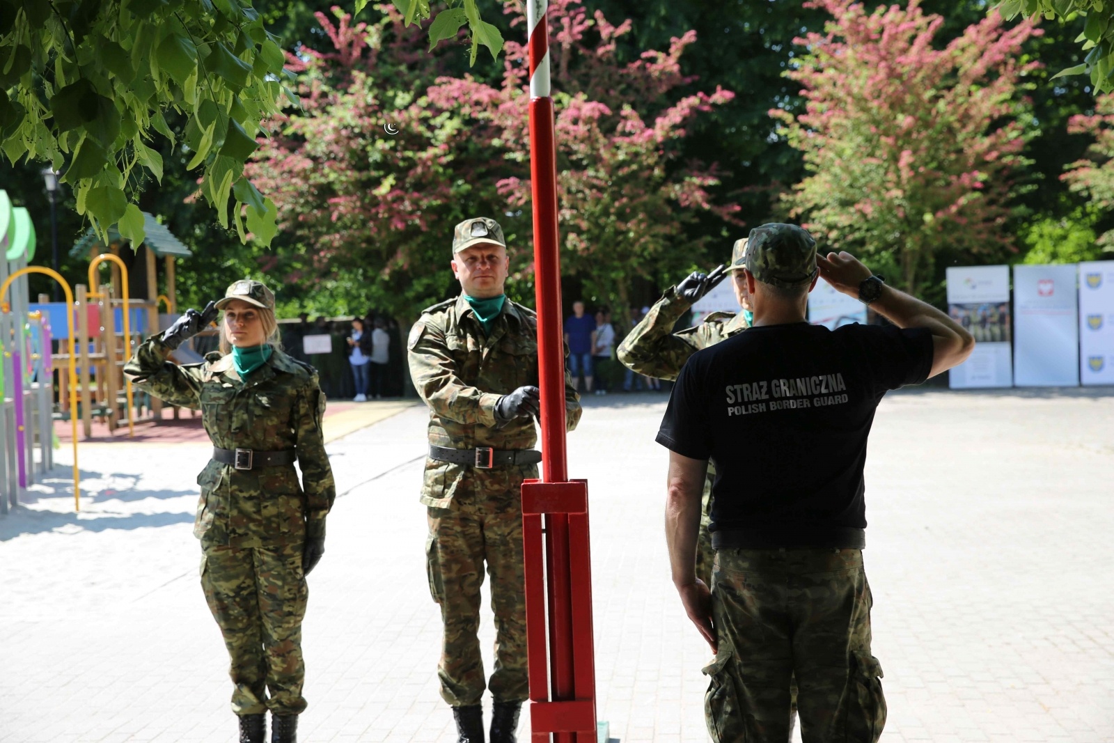Zdjęcie w galerii na portalu naszraciborz.pl: Uroczyste ślubowanie patronackich klas Straży Granicznej w Raciborzu [FOTO i WIDEO] wiadomości z regionu