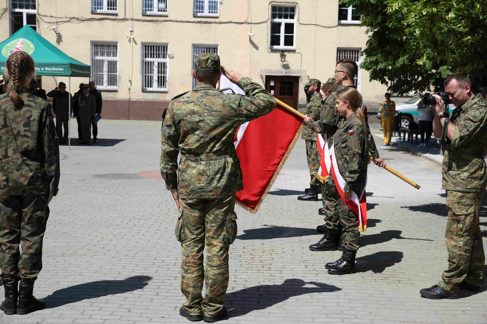 Zdjęcie w galerii na portalu naszraciborz.pl: Uroczyste ślubowanie patronackich klas Straży Granicznej w Raciborzu [FOTO i WIDEO] wiadomości z regionu