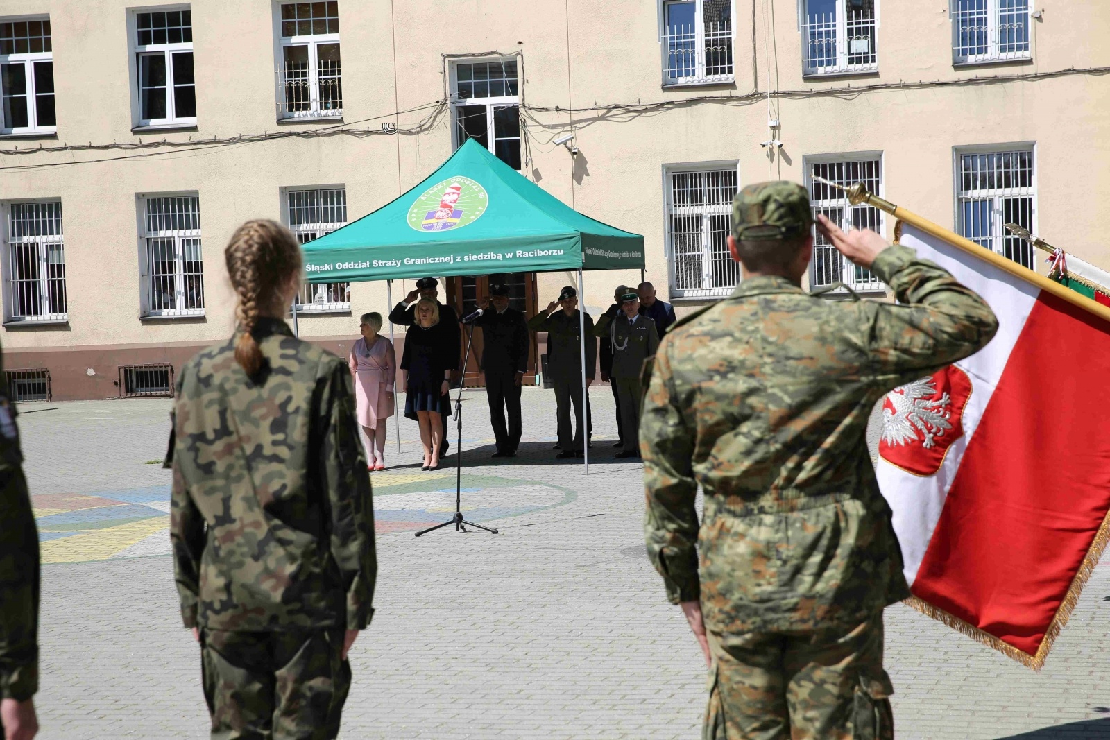 Zdjęcie w galerii na portalu naszraciborz.pl: Uroczyste ślubowanie patronackich klas Straży Granicznej w Raciborzu [FOTO i WIDEO] wiadomości z regionu