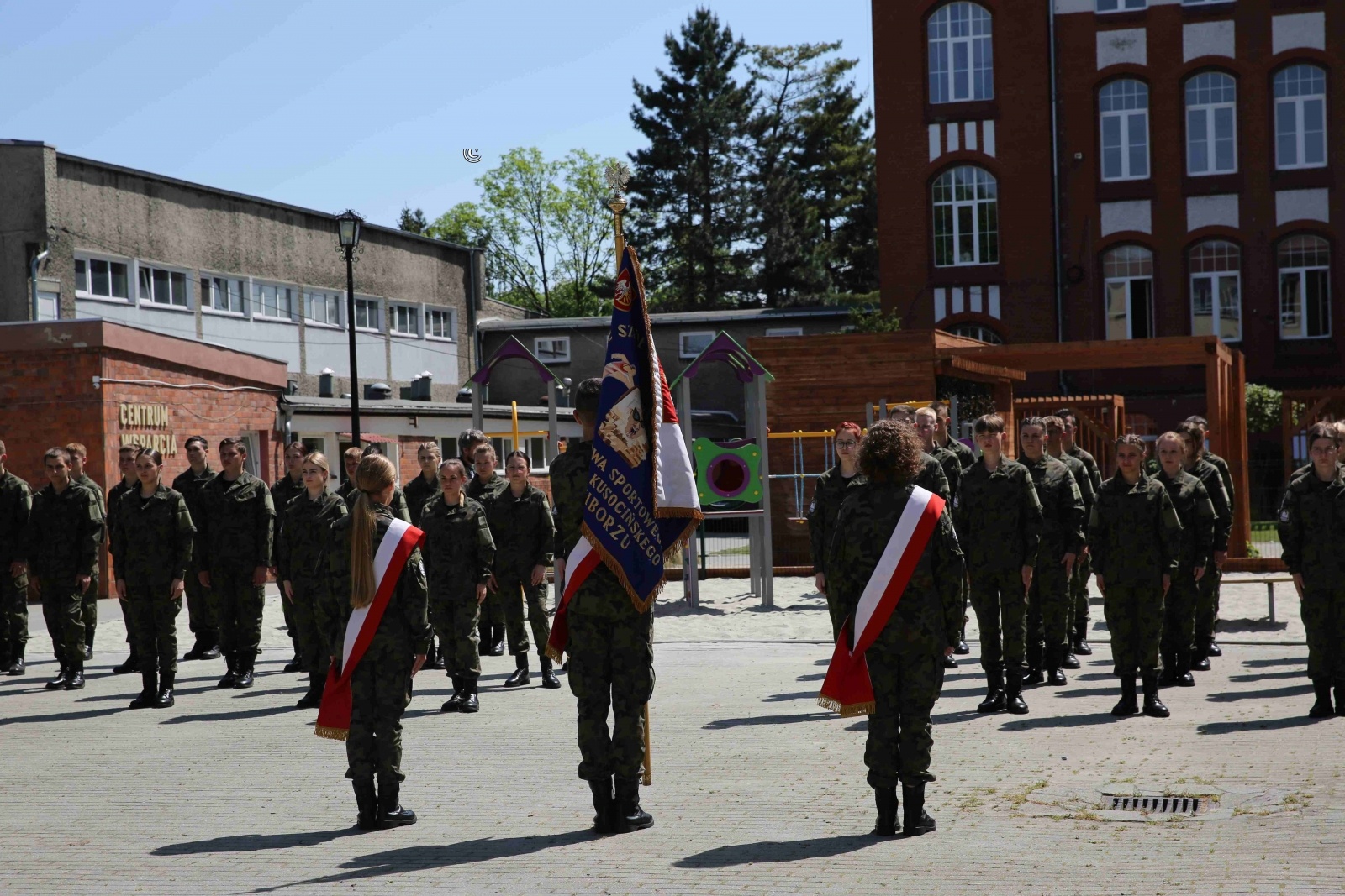 Zdjęcie w galerii na portalu naszraciborz.pl: Uroczyste ślubowanie patronackich klas Straży Granicznej w Raciborzu [FOTO i WIDEO] wiadomości z regionu