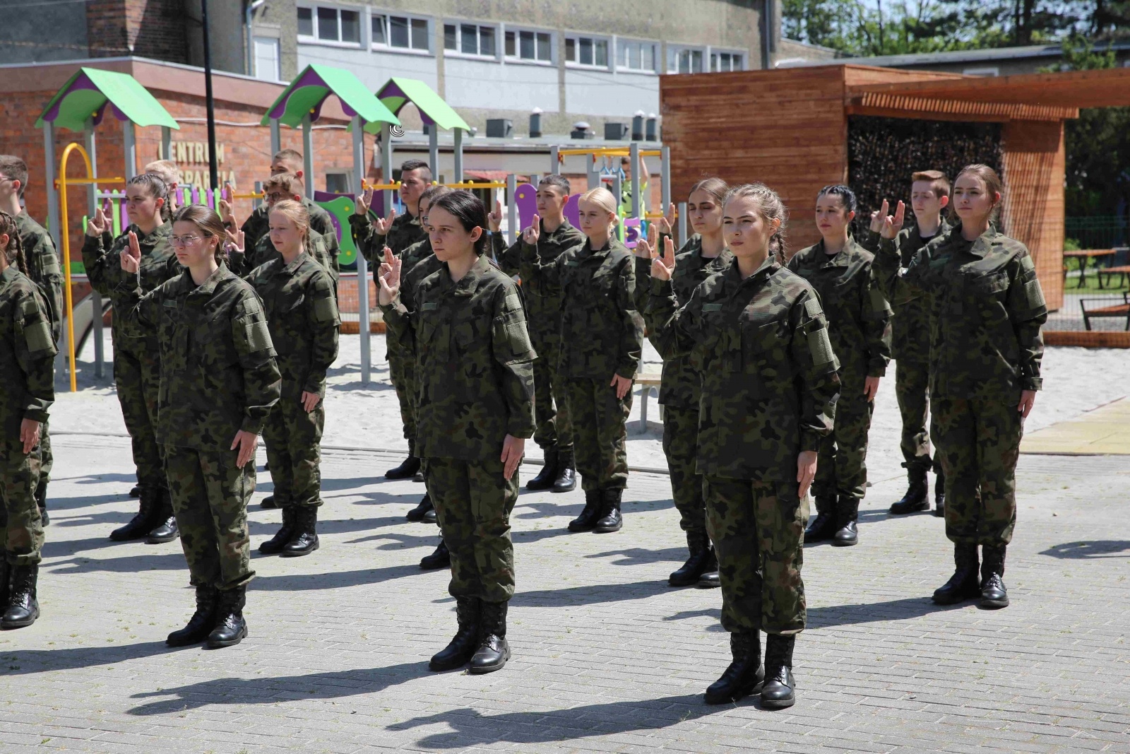 Zdjęcie w galerii na portalu naszraciborz.pl: Uroczyste ślubowanie patronackich klas Straży Granicznej w Raciborzu [FOTO i WIDEO] wiadomości z regionu