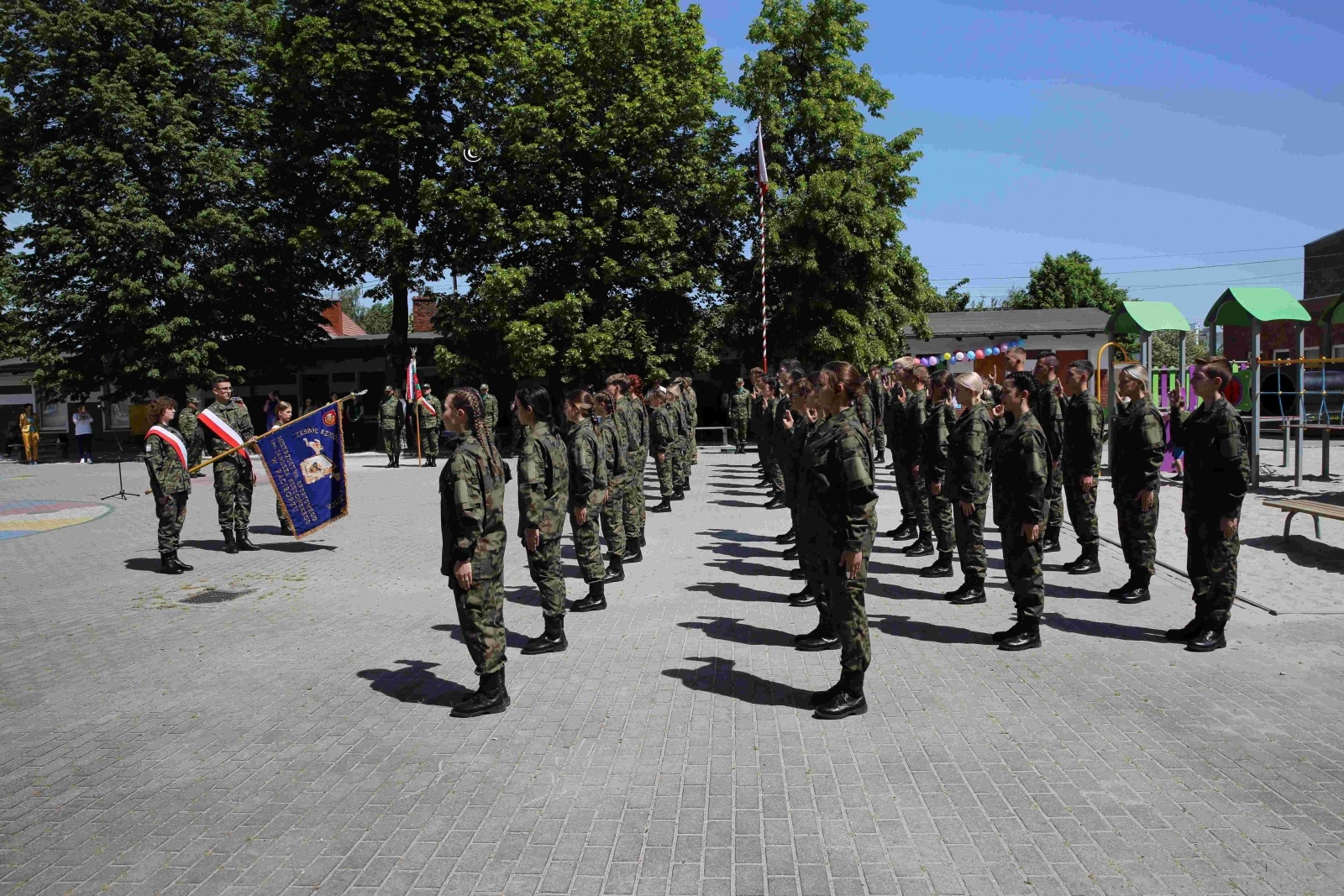 Zdjęcie w galerii na portalu naszraciborz.pl: Uroczyste ślubowanie patronackich klas Straży Granicznej w Raciborzu [FOTO i WIDEO] wiadomości z regionu
