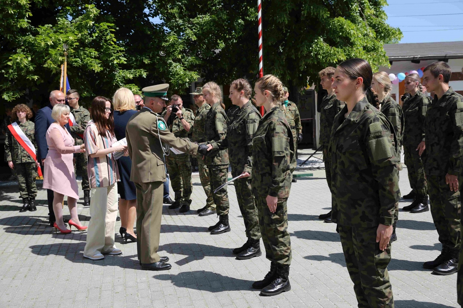 Zdjęcie w galerii na portalu naszraciborz.pl: Uroczyste ślubowanie patronackich klas Straży Granicznej w Raciborzu [FOTO i WIDEO] wiadomości z regionu