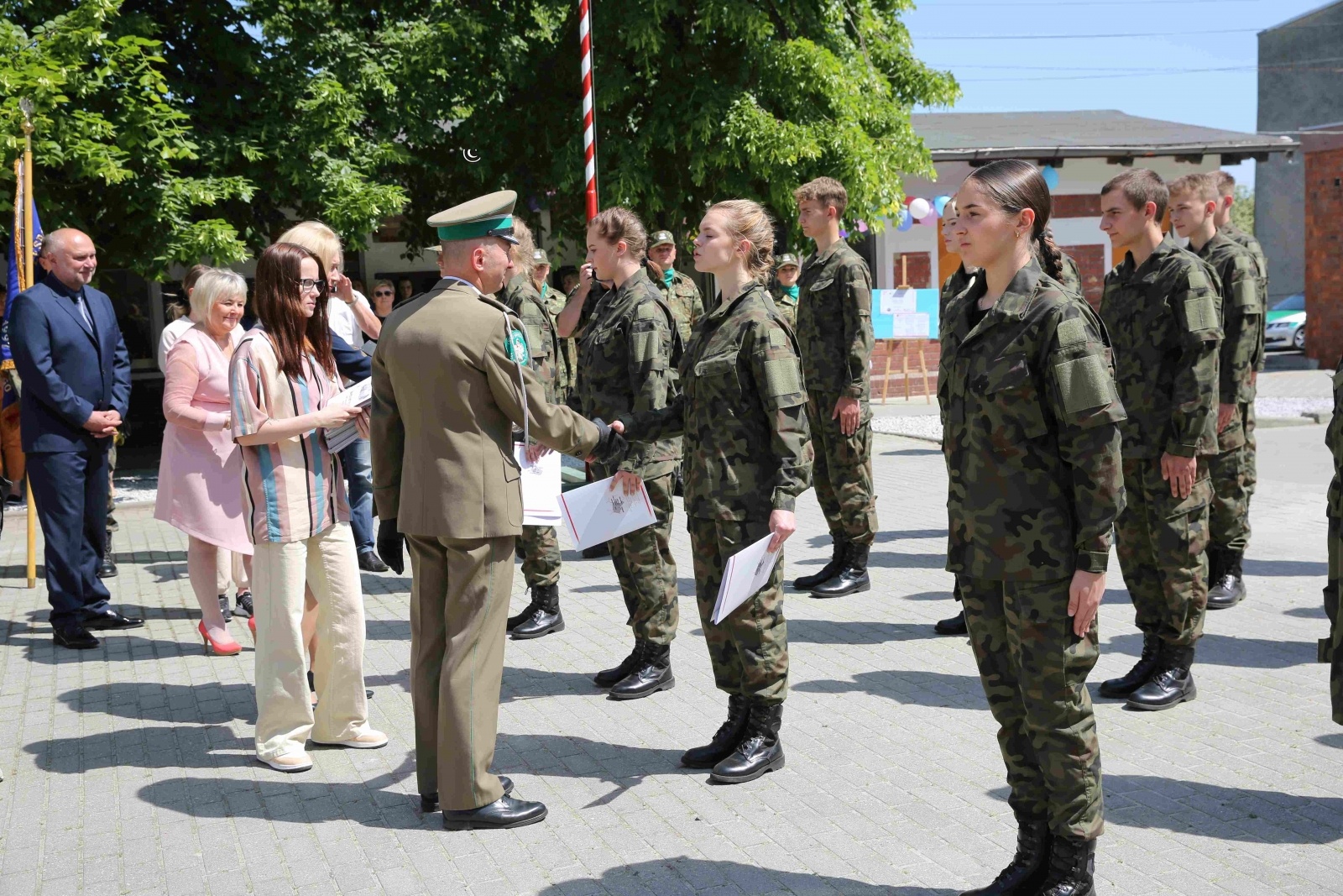 Zdjęcie w galerii na portalu naszraciborz.pl: Uroczyste ślubowanie patronackich klas Straży Granicznej w Raciborzu [FOTO i WIDEO] wiadomości z regionu