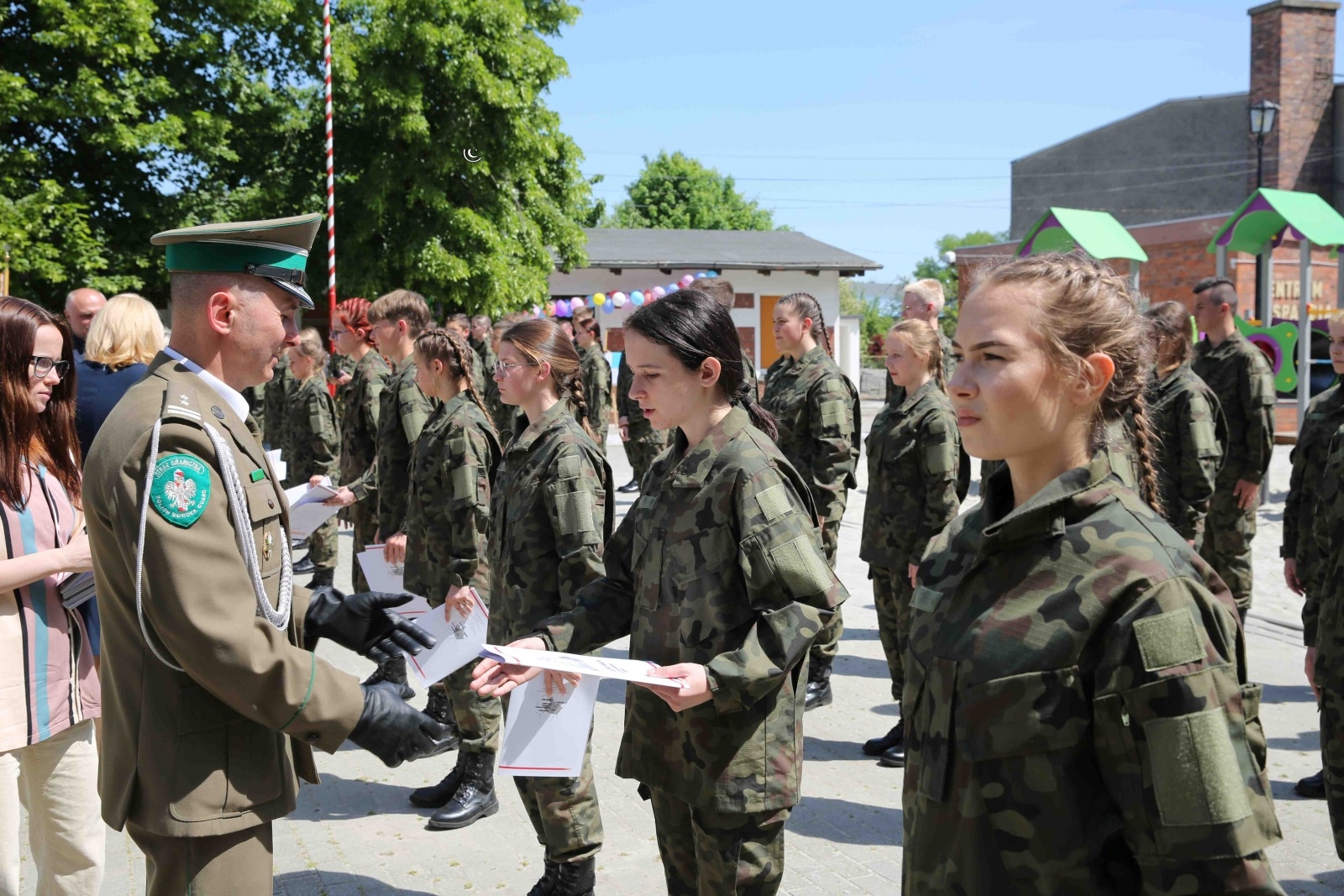Zdjęcie w galerii na portalu naszraciborz.pl: Uroczyste ślubowanie patronackich klas Straży Granicznej w Raciborzu [FOTO i WIDEO] wiadomości z regionu