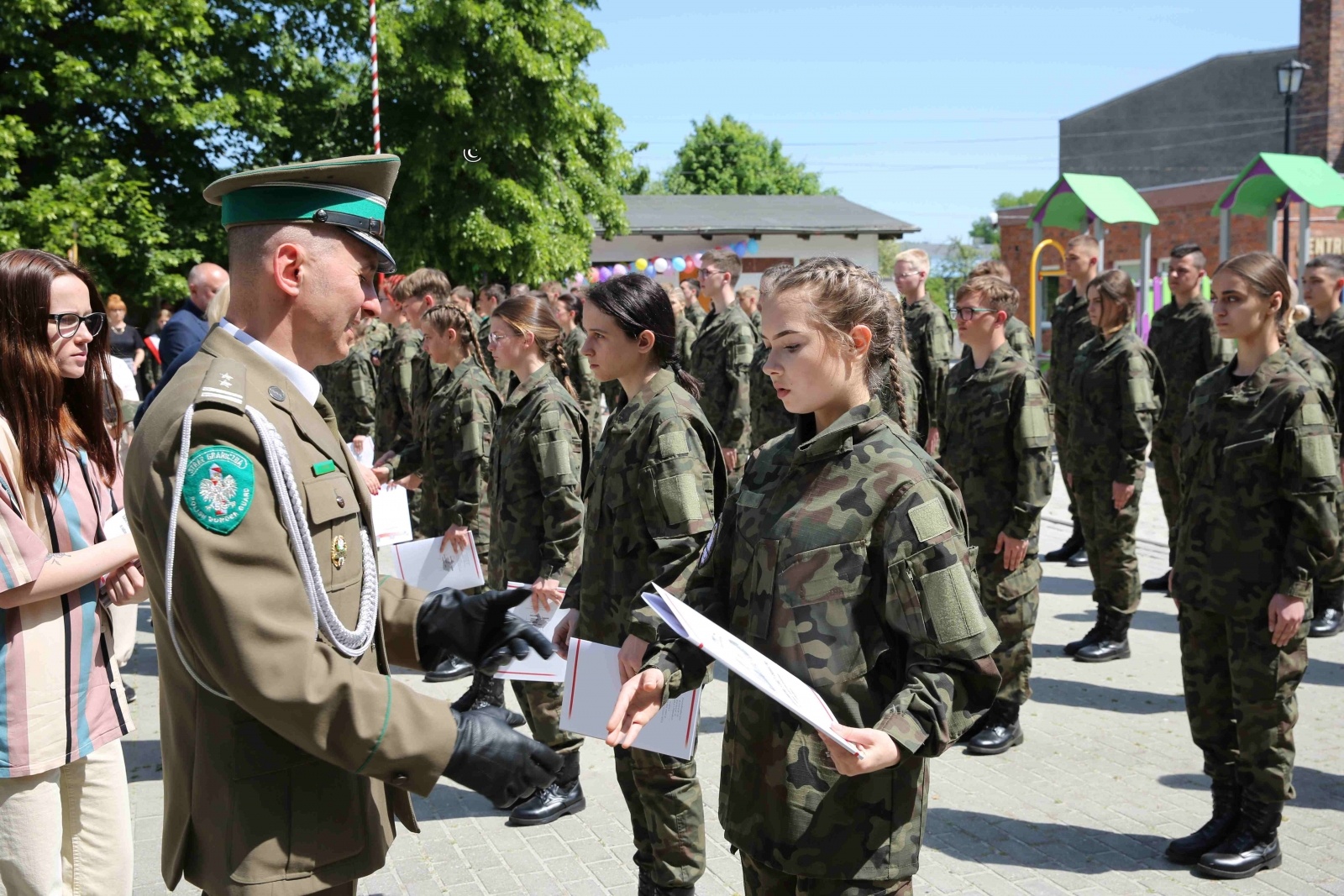 Zdjęcie w galerii na portalu naszraciborz.pl: Uroczyste ślubowanie patronackich klas Straży Granicznej w Raciborzu [FOTO i WIDEO] wiadomości z regionu