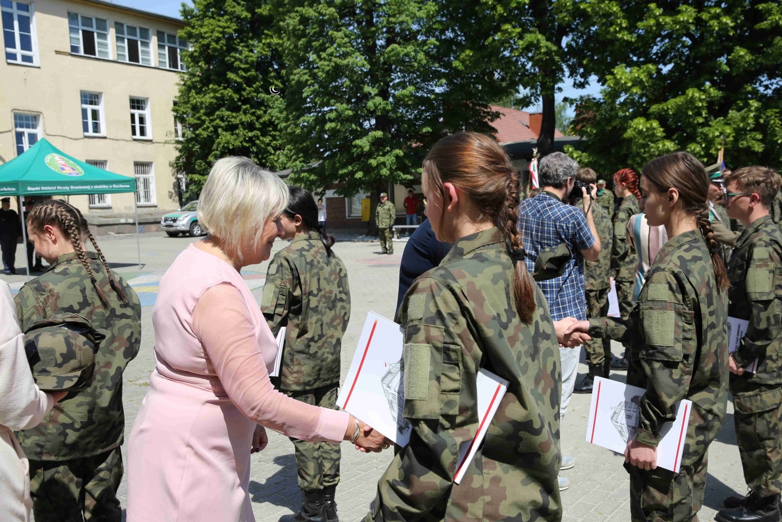 Zdjęcie w galerii na portalu naszraciborz.pl: Uroczyste ślubowanie patronackich klas Straży Granicznej w Raciborzu [FOTO i WIDEO] wiadomości z regionu